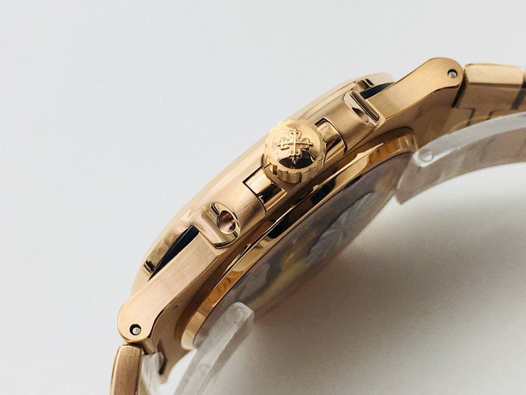 百达 翡丽 璀璨方钻亮相了[色]第一款真正意义上的超级鹦鹉螺，震撼来袭！ 1⃣️全新修正的不锈钢表带，铰链部分根据真正的百达 翡丽鹦鹉螺不锈钢表带拆解开发，和正品一致的贴合效果，逆袭之前所有副本！ 2⃣️铰链开合角度和正品一致，锁毕声音和正品相同！ 3⃣️重点指出此次V4版的面盘在采用与真品一致的覆荧光涂层金质立体时标，特别突出的“蓝魅”面无限接近原版！ 4⃣️机芯方面是全新订制的修正版的一体芯Cal.324机芯，是目前唯一做到机芯的钢印与正品一样的雕刻工艺。