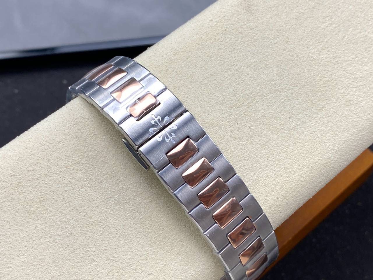 百达翡丽 方形 新系列CUBITUS 5821腕表 亮点特色：1️⃣机芯:搭载定制9015改Cal.26-330 SC一体机，调时不停秒，调时不停秒，摆轮位置均与正品一致，自动上链机芯。2️⃣钢带:316L定制级人体工程学表带，新扣款式。3️⃣表壳:尺寸45毫米厚度仅8.3mm，为表壳对角线长度(即10点位至4点位),因为表壳近似于方形，上下边的宽度会小于这一数值，所以视觉效果并不是很大。 搭配上，5821属于运动风格腕表，日常搭配正装和休闲风格也可以。