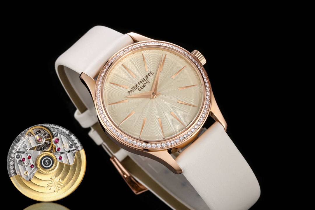 新品女款百达翡丽古典表系列——4897腕表，强势推荐！ 古典魅力，经典重现，正装表王震撼登场。完美还原表中王者的独特质感和简约格调。【精彩细节】 1.搭配定制版机芯改Cal.215自动机芯，动能储存长达45小时，振频28800每小时。 2腕表尺寸33MM，尺寸数据完美吻合正品，佩戴轻便，还原正品体验。 2.采用与原装一致的锅盖型穹顶玻璃，特镀有双层抗眩晕增透镀膜。 3.表盘搭配72颗钻及指针和时标釆用日晖纹装饰，光泽质感更加柔和，让你每次看时间都心花恕放，之后再采用镀铑工艺处理，确保光泽度和质感不亚于原装。防水50m表带意大利进口小牛皮表带，做工精致，包边细腻，尽显大牌风范，搭配Patek 。Philippe原厂级针扣，更显示这款腕表的华贵气质😍😍💯