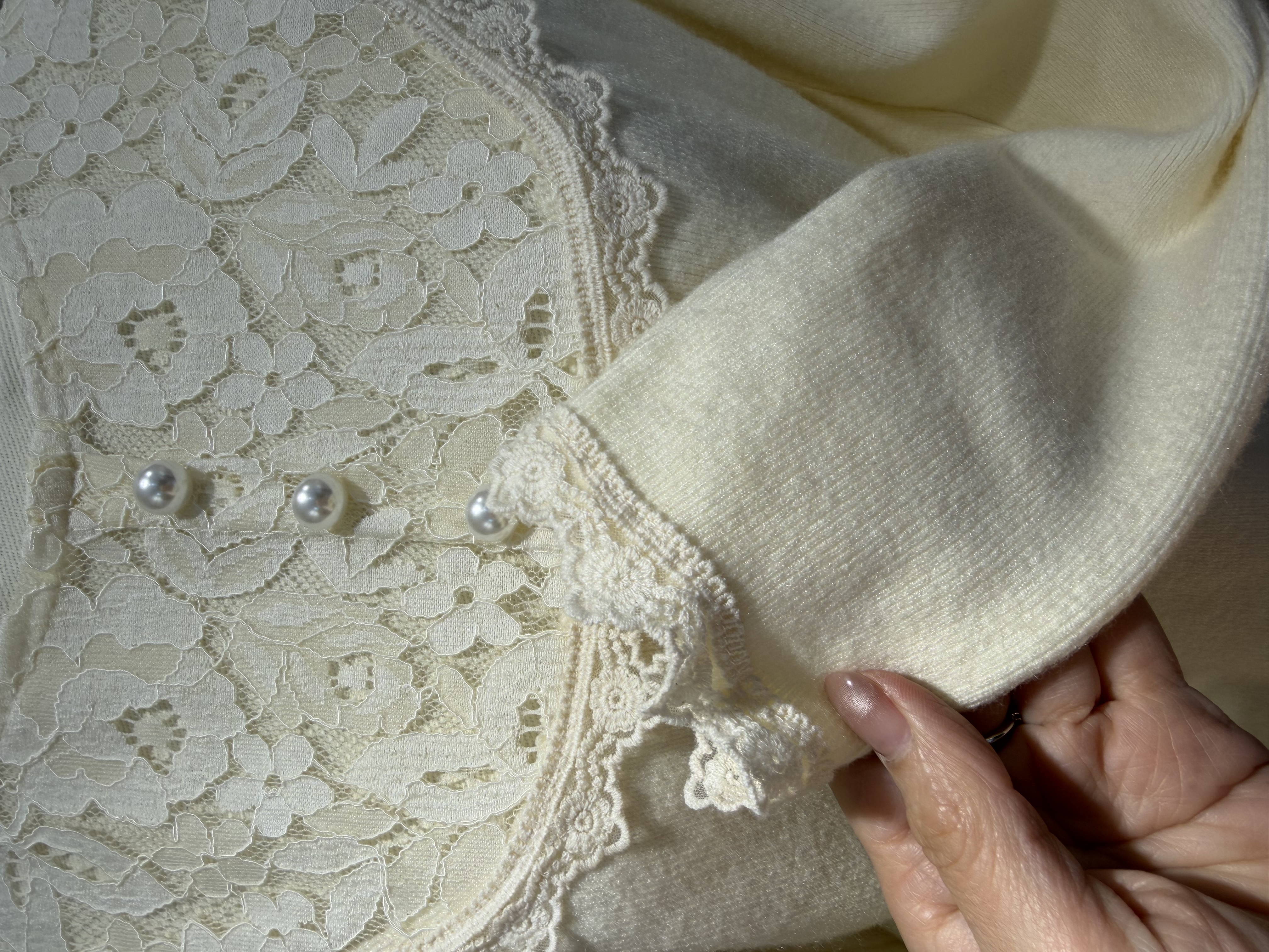 優雅蕾絲領珍珠鈕扣針織衫