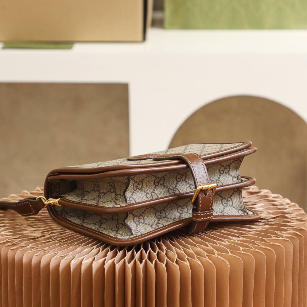 𝐆𝐆 𝐑𝐞𝐭𝐫𝐨 迷你肩背包#671620# ☑️尺寸：20*17*8cm 可盐可甜的𝐆𝐆 𝐑𝐞𝐭𝐫𝐨系列 互扣式双G一直是经典标志性的味道 耳熟能详的品牌象征与经典的融合 令这款肩背包拥有它自己独特的味道！ 风琴包的造型 内设分层收纳设计 更加大大的增加日常的实用性 磁吸式的翻盖开合设计，让日常使用更加方便 不仅作为风琴包的视觉感 同时拥有邮差包的设计，男女通用！✨🔥