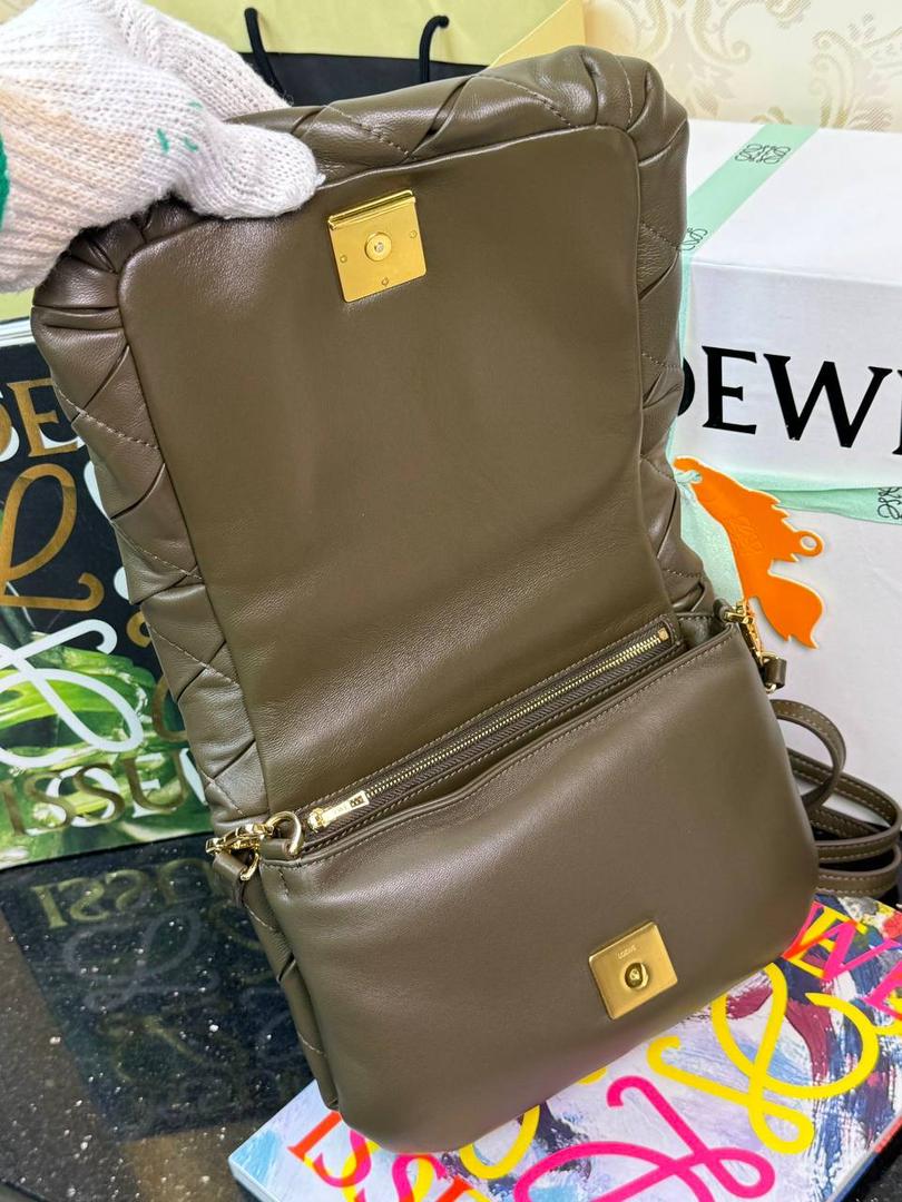 👉🏻羊皮【𝘗𝘶𝘧𝘧𝘦𝘳 𝘎𝘰𝘺𝘢】 —深卡其绿❤️ 编码：012122 尺寸：𝟐𝟑-𝟗-𝟏𝟕𝐜𝐦 ❤️采用轻柔纳帕小羊皮，经过裁剪、缝制和手工编织制成，内里一个主要隔层，一个拉链口袋和一个插袋。 ❤️配有可拆卸的金属甜甜圈链条和一条可拆卸可调节的皮革带子。可肩背和手拿