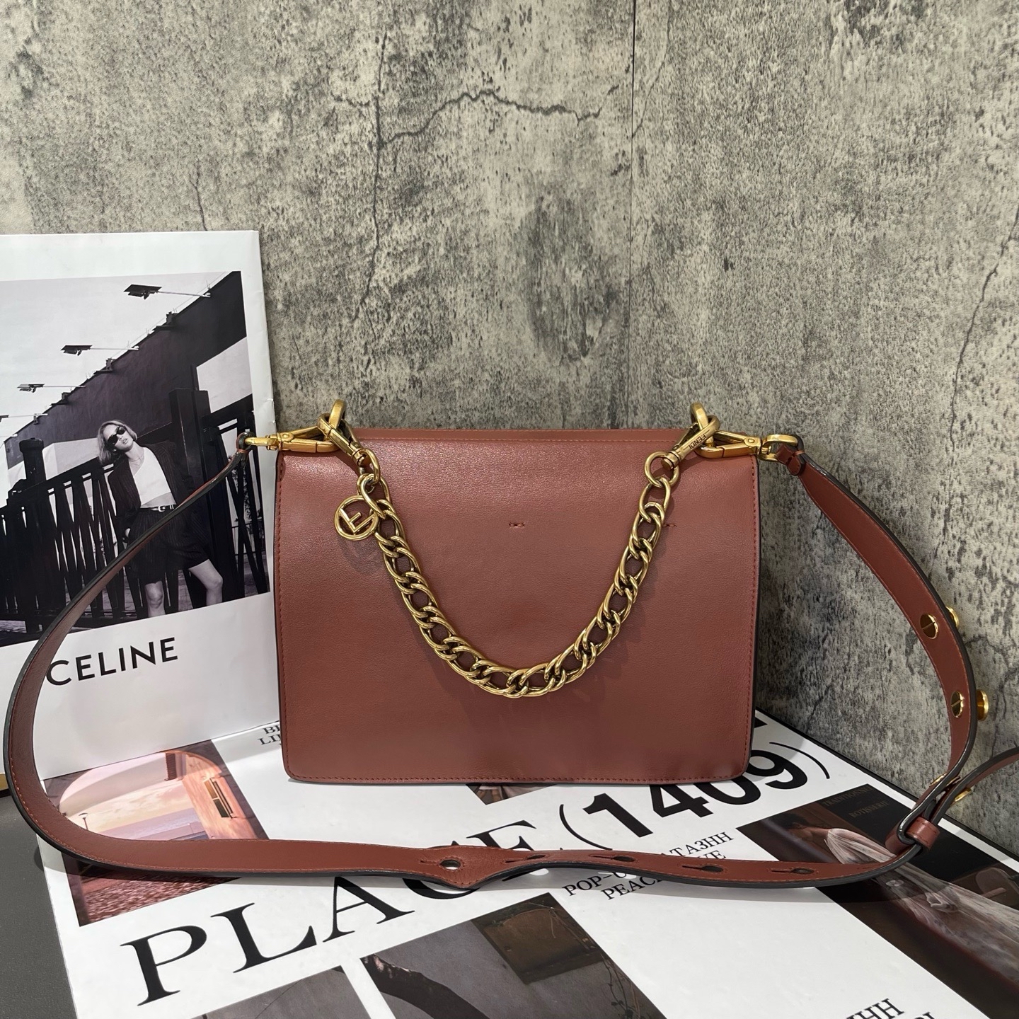 【預訂貨品】Fendi 豆沙色油蠟皮復古郵差包