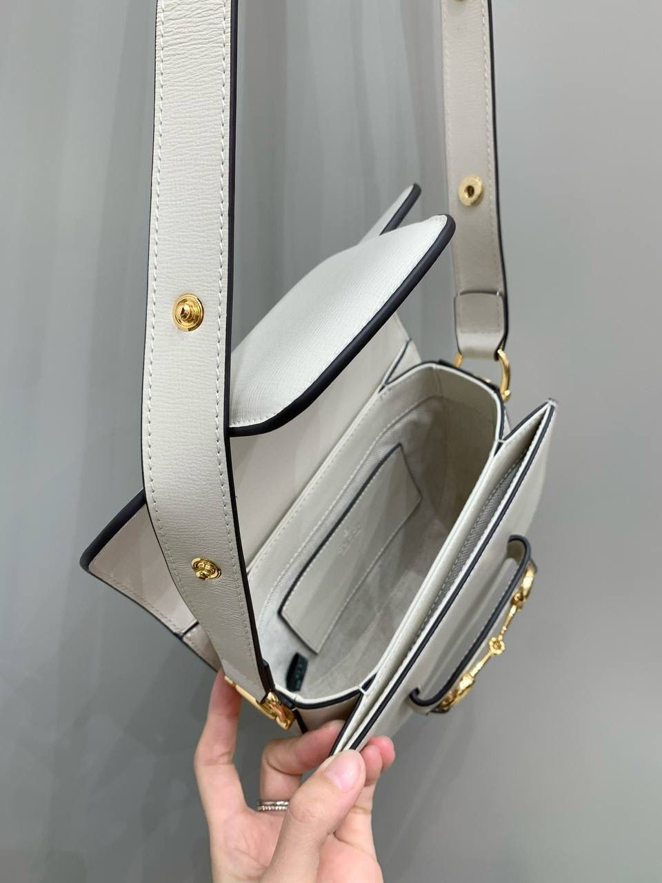 新背景实拍正品级 。Gucc1 horsebit半圆迷你全皮白 （纯铜五金原厂皮） 这个小可爱是真的可爱，小小乖巧的一个 经典的设计加上配色，不管你是潮流的运动女孩👧 还是睿智的职场精英，又或者是优雅的气质女性 这款都是你完美生活中的一款适合的穿搭单品 经典百搭 实用而又不失个性时尚 1955系列寓意马到成功 来掌握自己的人生方向吧！ 型号760191；尺寸17/18.5/7.5cm