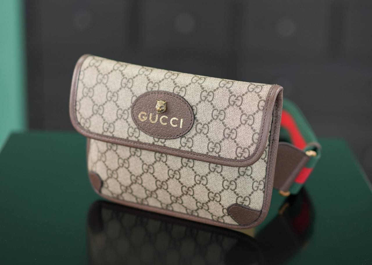 🥯Totem GG Superme#经典爆款 虎头斜挎包20cm 虎头斜挎包，可当胸包~ 精致虎头搭配红绿织带拼接的设计 宽肩带随性帅气 简单大方的一个款！男女共用~ 官方款号 489617 尺寸：20x13x2.5cm