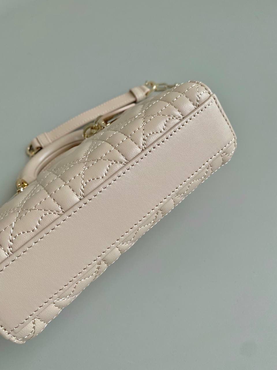 胭脂米色🤎超迷你 𝗗𝗶𝗼𝗿 𝗗-𝗝𝗼𝘆 𝗯𝗮𝗴七夕爱心款 时尚果然就是轮回，回归了一把中古戴妃 长方包形，短链条➕细长肩带直接封神！！ 复古时髦感超强，真是什么场合都可以把住 绝对是lady中的天花板了，强势出圈啦姐妹们😍🤩 17.5×10.5×6cm