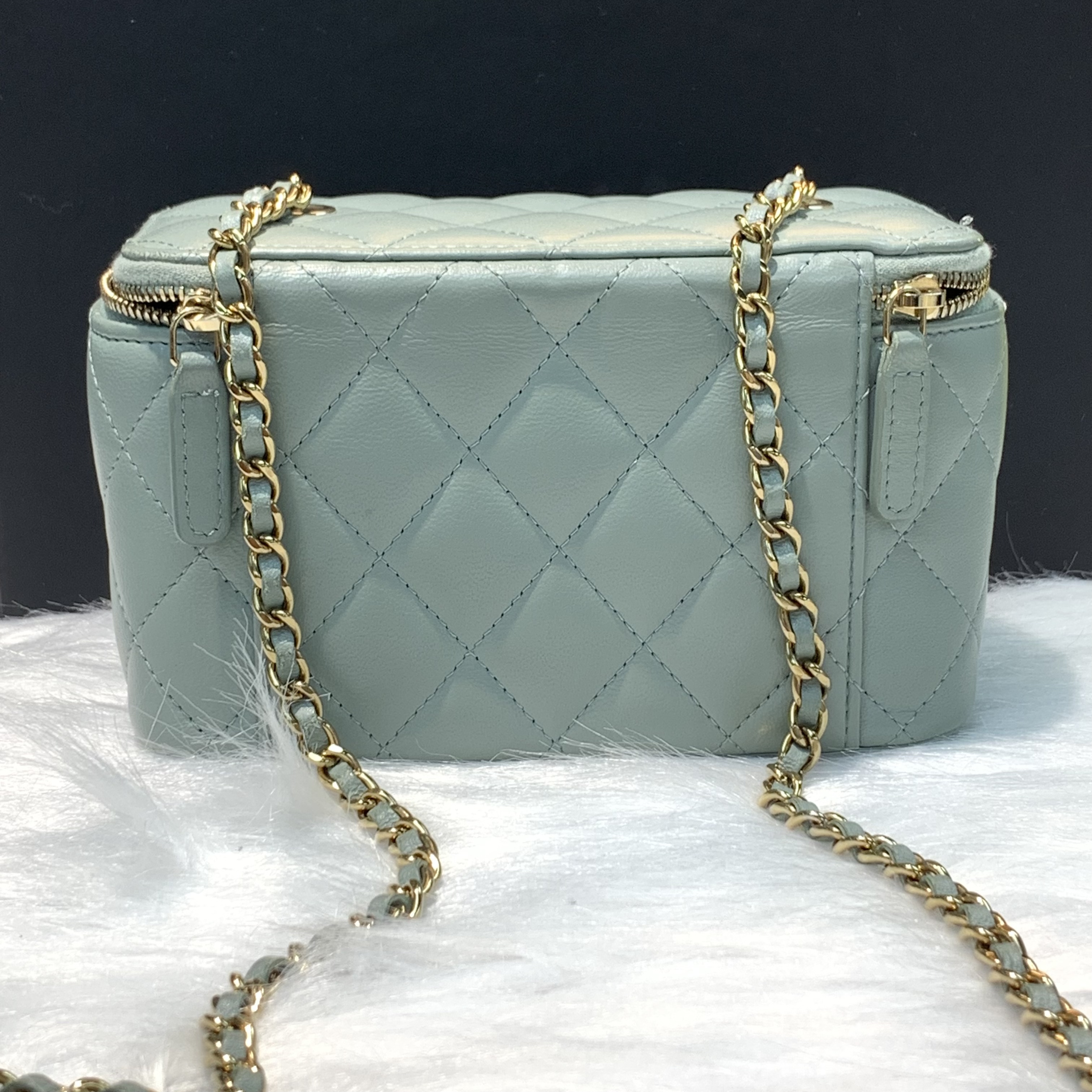 Chanel 淺色系淡灰色羊皮金扣化妝包 馬年開運顏色系列之一🩵