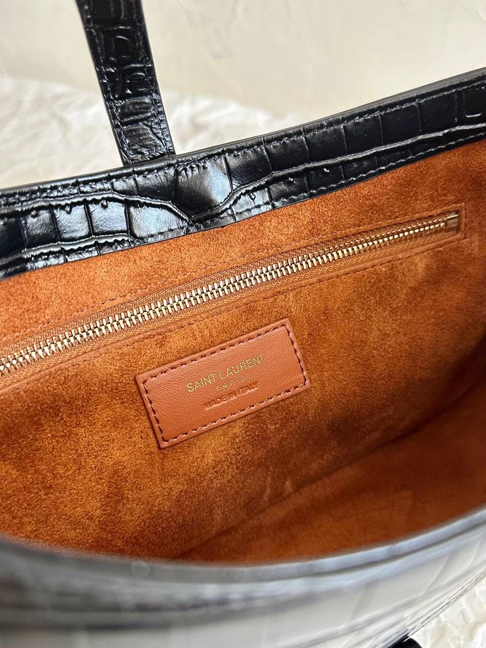 ys1 le5à7 光滑牛皮腋下包鳄鱼纹🐊 没找到他们家出的包包越来越极简主义 线条流畅，没有一丝一毫多余的废话 包身正面的一个logo说明一切 能留下来的都是这种简单款 日常最好搭配的也是这种 头层牛皮不仅光滑 皮感摸起来还有一点点韧度 内里搭配了我最爱的麂皮 真的是里里外外都非常打动人🖤 我的私心强推！ 23×16×6.5cm651350m