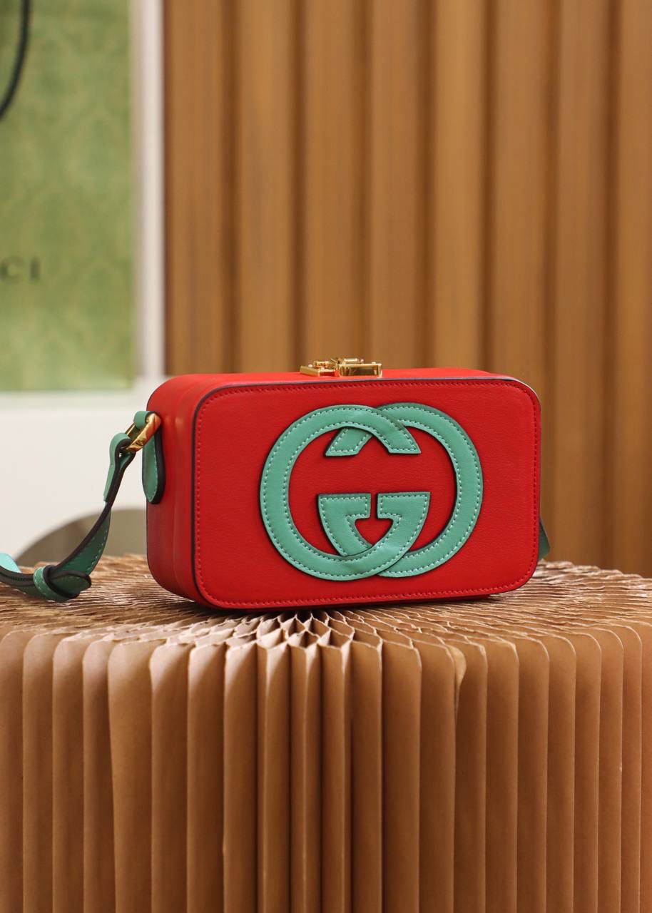 ▪️ 𝙂𝙂盒子包 高级感撞色设计#658230#▪️ ✔️尺寸：17*10*5.5cm 小古新品𝙂𝙂撞色设计盒子包， 这一届的新品太让人眼前一亮了， 撞色的设计搭配盒子包造型， 自带可爱少女气息，竟然附带一丝复古元素！ 盒子包造型搭配经典的𝙋𝙖𝙙𝙡𝙤𝙘𝙠系列锁扣， 可爱的元素搭配经典的搭配融合得恰好！🌈 爱了，双𝙂增添了当代时尚格调！