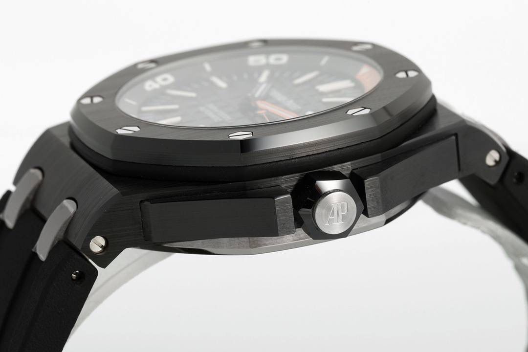 🚀全新开创陶瓷艺术，打造极致的黑白潜水运动风腕表 爱彼皇家橡树离岸型系列15707系列💯 【表壳】42MM黑白陶瓷高温高压烧制，拥有强劲有力的线条和时尚的颜色，令人耳目一新。陶瓷表面经过拉丝处理，使得外观更加的硬朗和华丽，并延续了皇家橡树离岸型一贯的防水性能，确保了潜水运动中的可靠性。潜水计时显示为表盘内的二层表圈，由10点位的把头来控制，3点位的把头控制上链及调校时间，两个都是旋入式结构。 【表盘】饰以品牌传统的“Méga Tapisserie”超大型格纹，并搭配夜光填充萤光指针，内旋式计时圈的12点钟至3点钟也同样饰以橙色和蓝色显示区。这让腕表既易读读时又显得更加时尚富有活力。 【机芯】ZF厂自产的Calibre 3120自动上链机芯，机芯直径为26.6毫米，厚度仅为4.26毫米。机芯共有280个零件，能够保证足够的动力储备。 【表带】表带选择贴合手腕的橡胶材质，搭配钛合金针扣，佩戴时手腕倍感轻盈，没有负担感，便于手腕灵活运动。