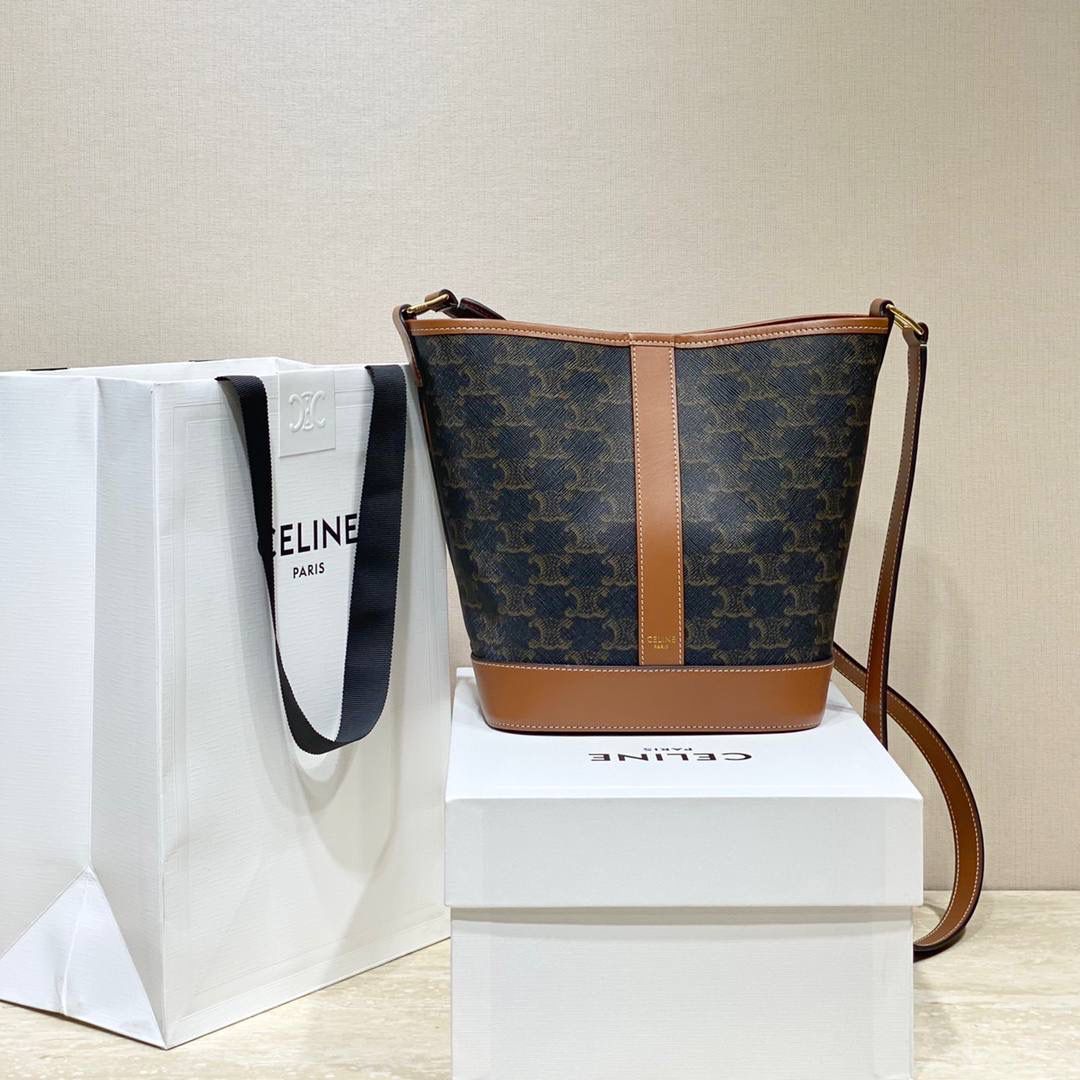 🔥大货实拍图 𝗖𝗘𝗟𝗜𝗡𝗘 ♥ 𝗧𝗥𝗜𝗢𝗠𝗣𝗛𝗘 𝗖𝗔𝗡𝗩𝗔𝗦小号水桶 多少年都不会倦怠的经典与复古设计，可以说是品牌标志性收藏款了，型号：191442 尺寸：30*22*13cm。