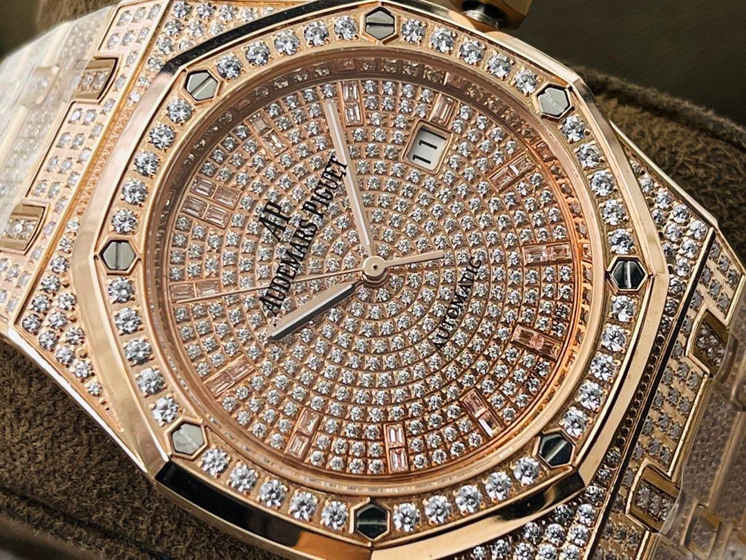 市场V4最高版本 爱.彼皇家橡树15400满天星系列腕表！ 1⃣️搭载进口9015机芯机械改装Cal.3120机芯，走时精准！ 2⃣️直径41MM！厚度9.8MM！ 3⃣️全表采用高亮度钻镶嵌，技艺精湛，不掉钻！ 4⃣️采用圈口可拆卸结构，市场大部分版本圈口不能拆卸！ 5⃣️316L全钢精磨工艺，质感更好！ 6⃣️全钻表盘，搭载高端指针！