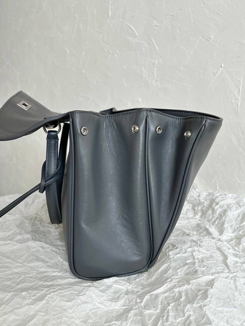 ba1enciaga rodeo灰银中号🦽 准准的大爆款，大家都知道吧 哎呀，每次遇到这种超好看的大爆款 就很想在买版的那一刻 就立马能开发出来给你们背！ 去专柜试背了一下三个尺寸 160的个子觉得小号中号都可以 小号更优雅气质，手提斜挎都好看 中号就更松弛慵懒，腋下背好看！ 中号是可以放a4书本和13寸的笔记本的 163以上，喜欢大包的姐妹果断敢敢的冲大号！ 那个帅气不羁啊，救命 而且男生女生都能背，不挑性别 大号：39.8×29.9×12.9cm789744m 中号：35×23.3×10.9cm789772m 小号：28.9×20×9.9cm789779m mini：23×17×9cm795456m