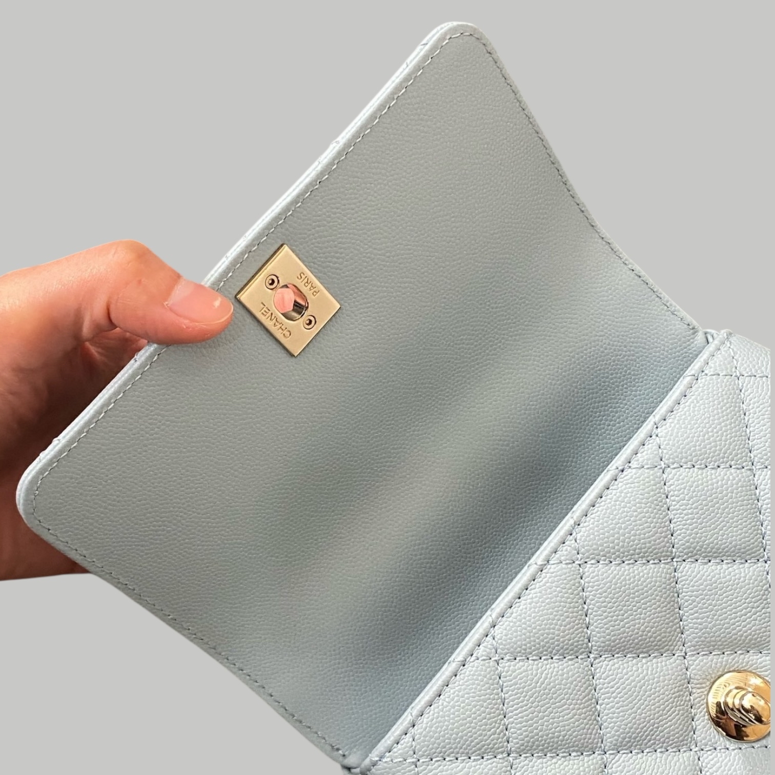 Chanel CocoHandel mini 22P淺藍色