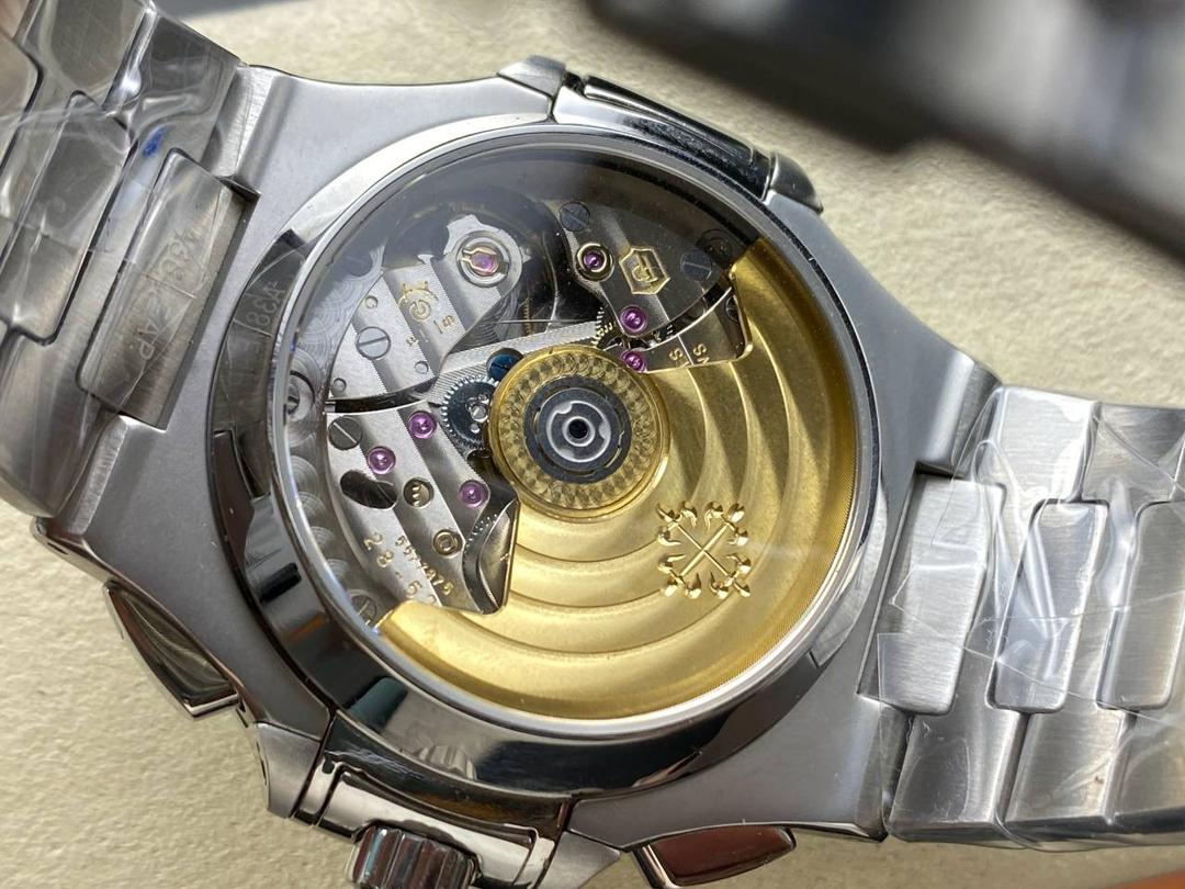 V2版真功能🌐真小秒！3K工厂 百达翡丽鹦鹉螺5980/1A-014多功能计时腕表V2版本，真小秒、真功能！【表壳】腕表尺寸40.5毫米，同正品一致的枕型表壳采用正面拉丝，侧面抛光的两种工艺组合，层次感分明，质感十足。尽显精湛工艺。【表带】采用原装表带一比一量身打造，每节表带的中央抛光部位，都能呈现钻石的形状，尽显高级质感。【机芯】3K厂采用定制版PP.CH28-520机芯，完美还原正品，时分秒，日期，和计时大秒功能。欢迎各位表友品鉴🌐