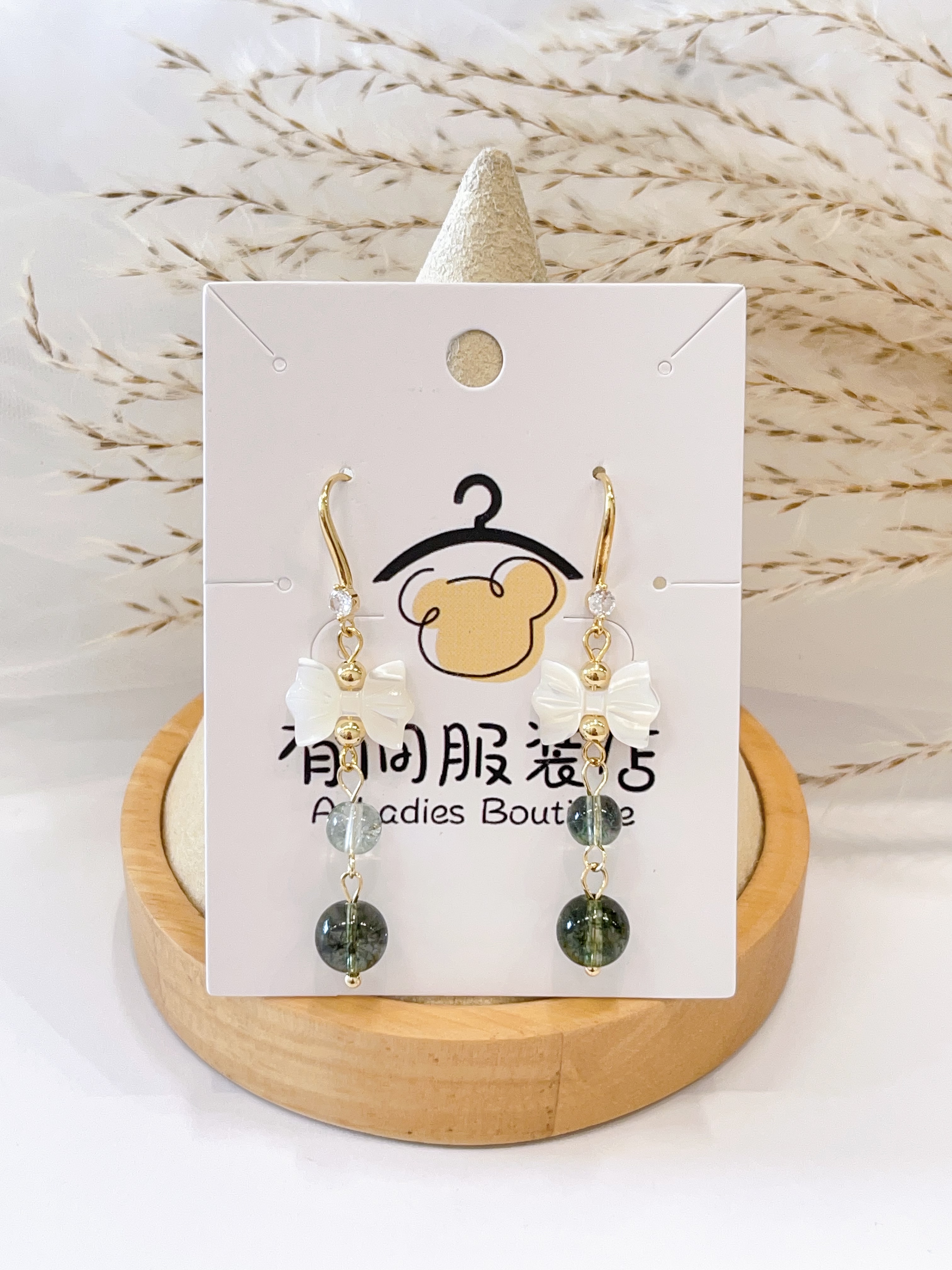 高级感蝴蝶结搭配小绿珠子耳环