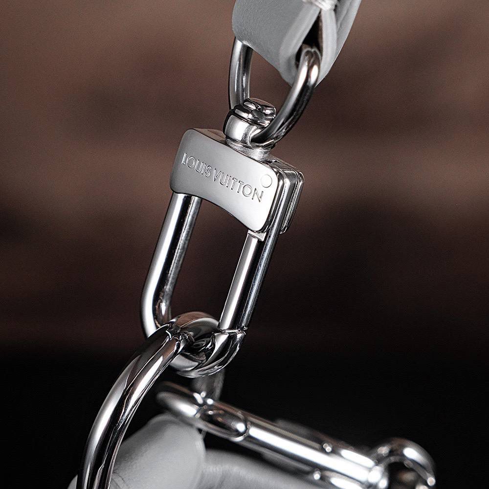 𝐂𝐀𝐑𝐑𝐘𝐀𝐋𝐋 𝐂𝐀𝐑𝐆𝐎芯片跳动码小号👜✨ 爆款𝐶𝑎𝑟𝑟𝑦𝑎𝑙𝑙 𝐶𝑎𝑟𝑔𝑜鲨鱼灰，强烈推荐闭眼入！ 羊皮面料搭配着老花肩带点缀，简直又是新宠大爆款， 慵懒随性感轻松拿捏🤏🏻 上市后一直处于一个断货王的存在！ 五金材质：厚镀纯钢五金 皮料材质：法国进口小羊皮【芯片版】 尺寸详情：𝟑𝟑.𝟓*𝟐𝟑*𝟏𝟓cm