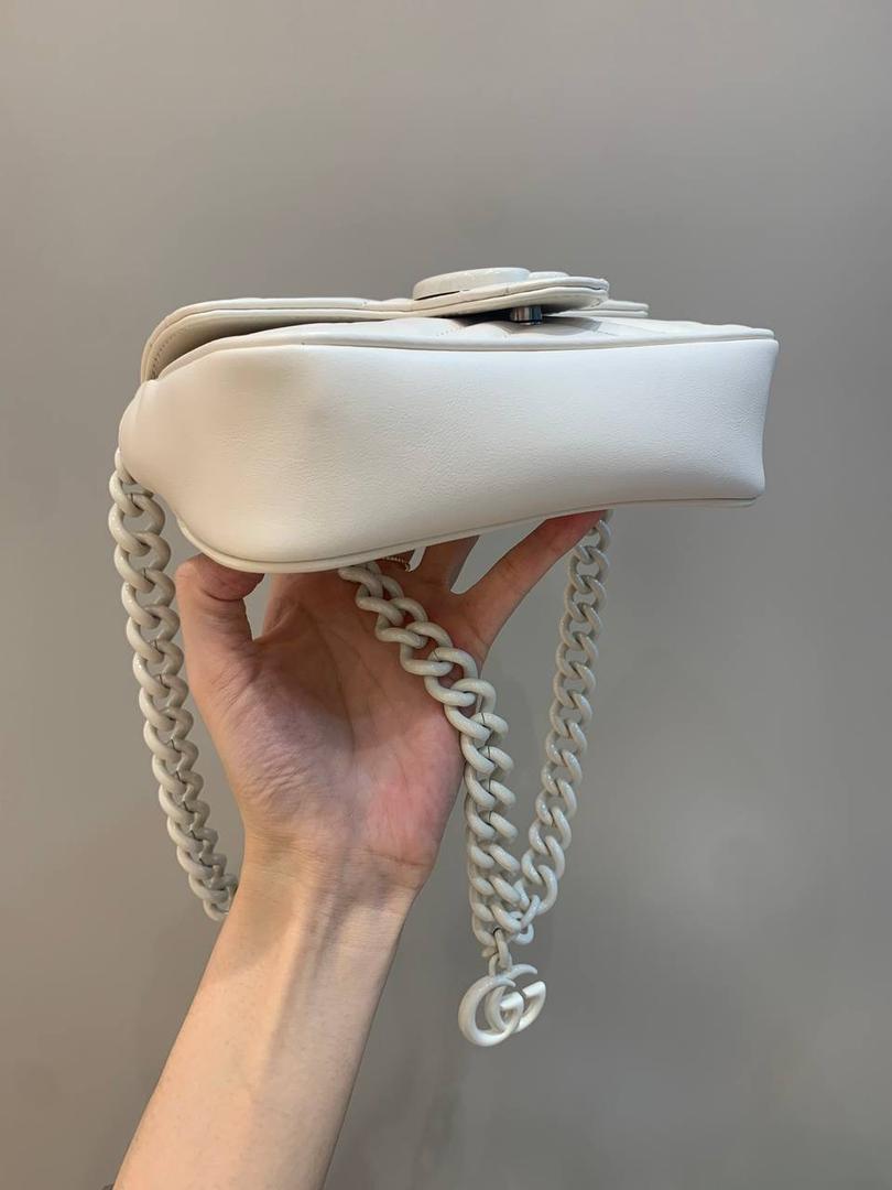 新背景实拍正品级 。马卡龙颜色：白色❤️‍🩹 这个白色跟经典款的白色有点差别，摸着皮料更厚实，皮料部位也有点差别，我们原厂皮已经到手收入仓库了，所以你们放心等我们出货！ 型号699757；尺寸16.5/10/4.5cm