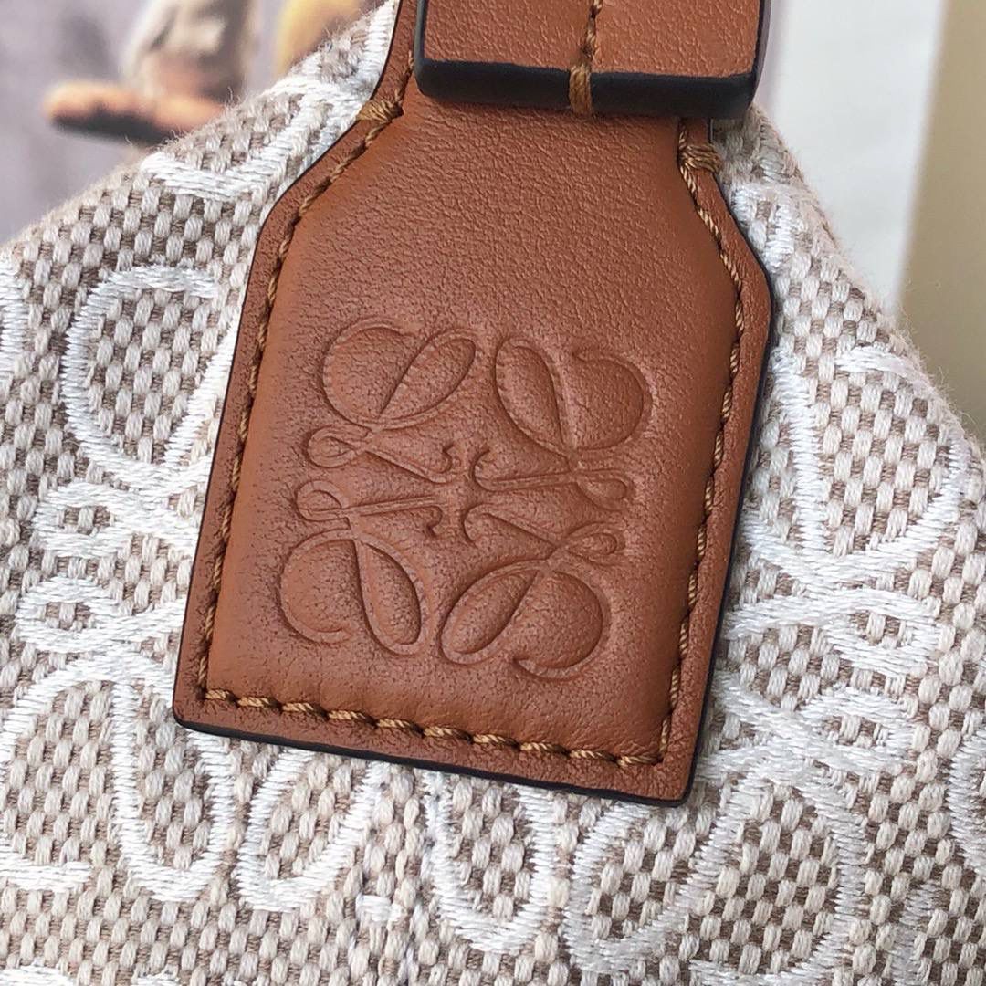 * 𝘊𝘶𝘣𝘪 𝘈𝘯𝘢𝘨𝘳𝘢𝘮 提花布手袋✌️ 大号尺寸:27-17-22cm（顶部宽处34cm） 小号尺寸：21-12-17cm（顶部宽处25cm） 编码:062102布配棕 包包面料挺括度适中，没有固定形状 ，背上出门慵懒氛围感十足😘，肩带可以调节，伸缩至腋下背，单肩，手拎皆可