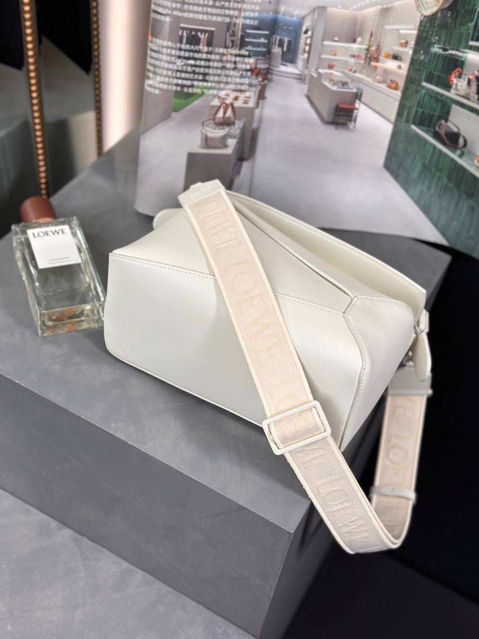 𝙿𝚞𝚣𝚣𝚕𝚎 𝚎𝚍𝚐𝚎 【朕品】 - 23早春🔥 尺寸:24×16.5×10.5cm 编码:052239象牙白 灵感来自于中国古代陶瓷的单色釉料，在原本经典几何造型升级改版，采用同色系五金配件，同色系提花肩带（可调节长度）和同色系陶瓷小兔子挂饰。 除了色彩上的灵感，单色釉的缎面牛皮革材质，更加光滑柔软，给包包增添更多新鲜感，以现代视角诠释着单色釉的至雅之美❤️