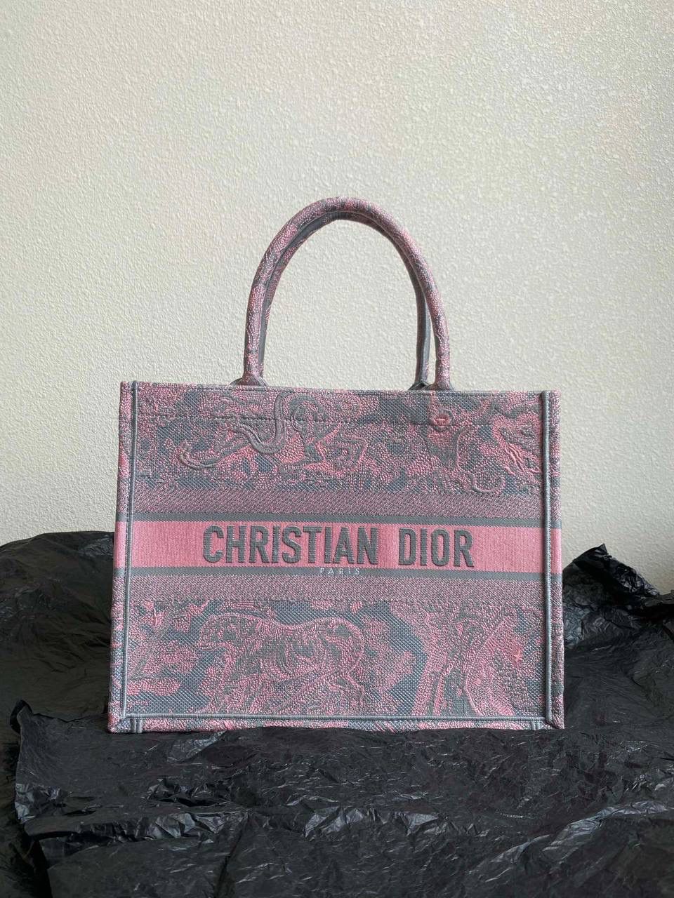 🈶粉灰老虎，中号 𝗖𝗗 𝗕𝗼𝗼𝗸 𝘁𝗼𝘁𝗲丛林系列购物袋 全手工立体刺绣 凹凸有致 浓厚的复古艺术气息简直是行走的艺术品 💐🎀 超大容量更是吹爆它 特别适合想把整个家带出门的姑娘 妈咪袋 公文包 旅行出游好帮手 时髦精凹造型必须拥有🤟🏻 36×27×16cm