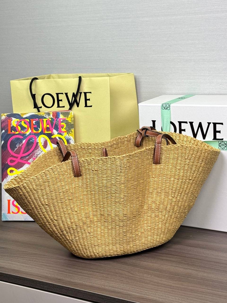 🎈最新进口贝壳草编包到货✅ 尺寸：𝟮𝟮-𝟰𝟴-𝟰𝟮𝗰𝗺 编码：652128【配防尘袋，没有盒子】 ❤️最新进口天然贝壳草编包，轻盈透气，凉快随性。超大容量设计，轻松装下日常必需品。手提肩带采用进口西班牙小牛皮制作，正面装饰品牌标志性𝗟𝗢𝗘𝗪𝗘标识，夏日度假出行穿搭必备，轻松营造一种自然高级的时髦感。 （下单须知：‼️由于天然纤维材料特别，日照时间长短不同，颜色会略有变化，纯手工制作，每个包的尺寸也会所不同‼️，完美主义者慎入‼️）