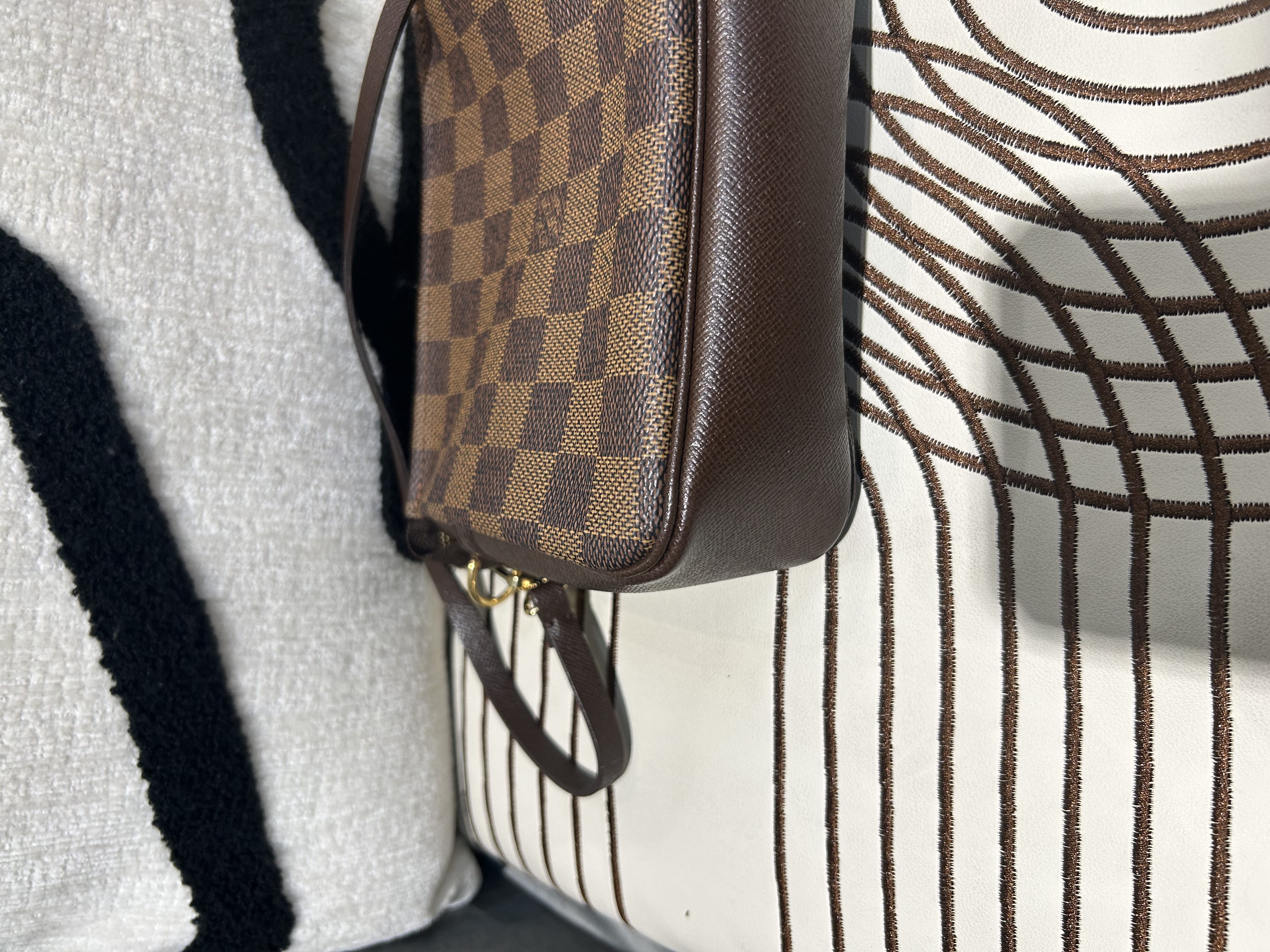 LV Damier Ebene Pochette 100%Authentic, 95%New