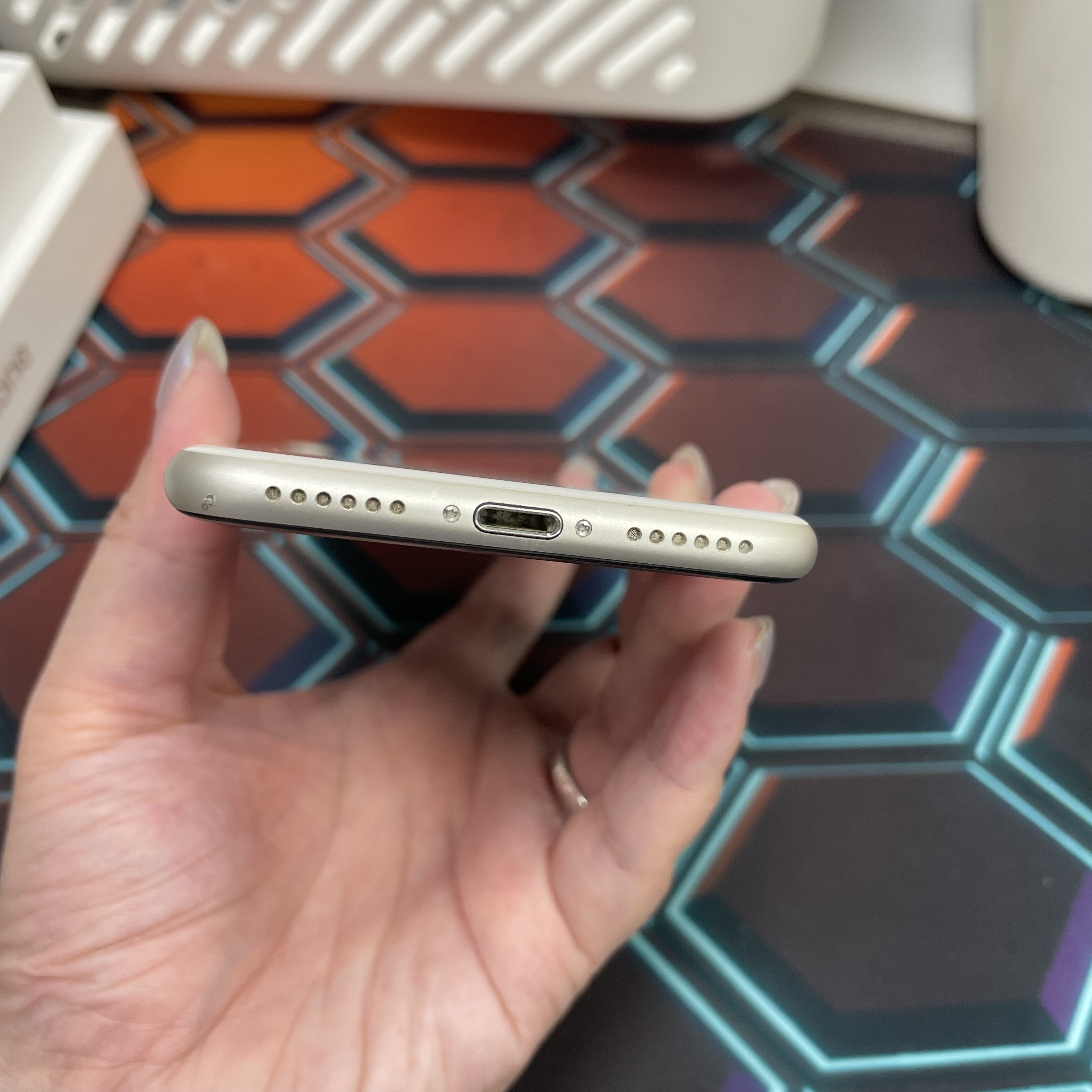 *7279 Se 3 勁靚機 128GB 電82 白色 white