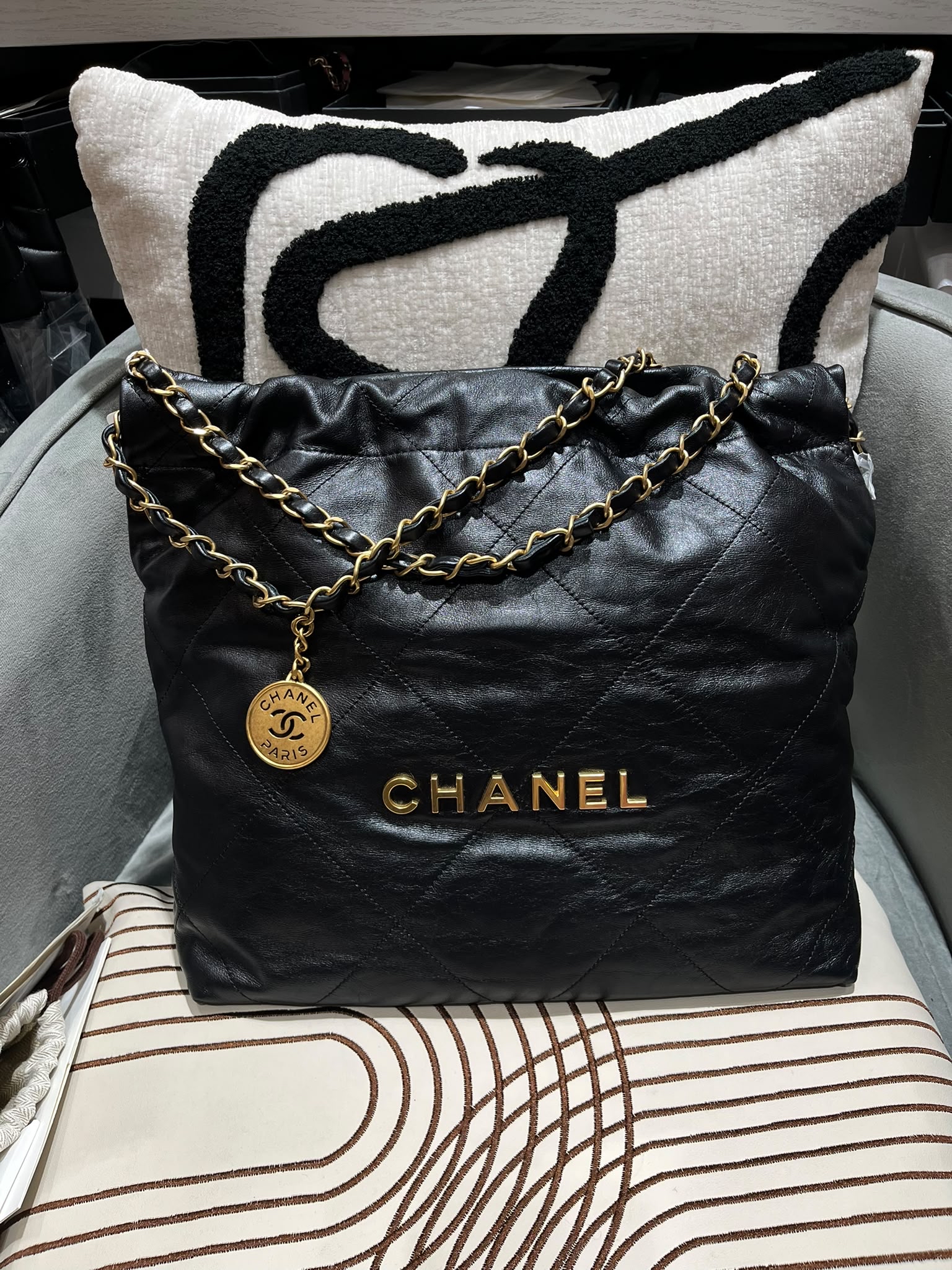 Chanel 22 Small AS3260 黑色牛皮，金鏈100%Authentic, 98%New ✅晶片✅Dust bag✅Pouch