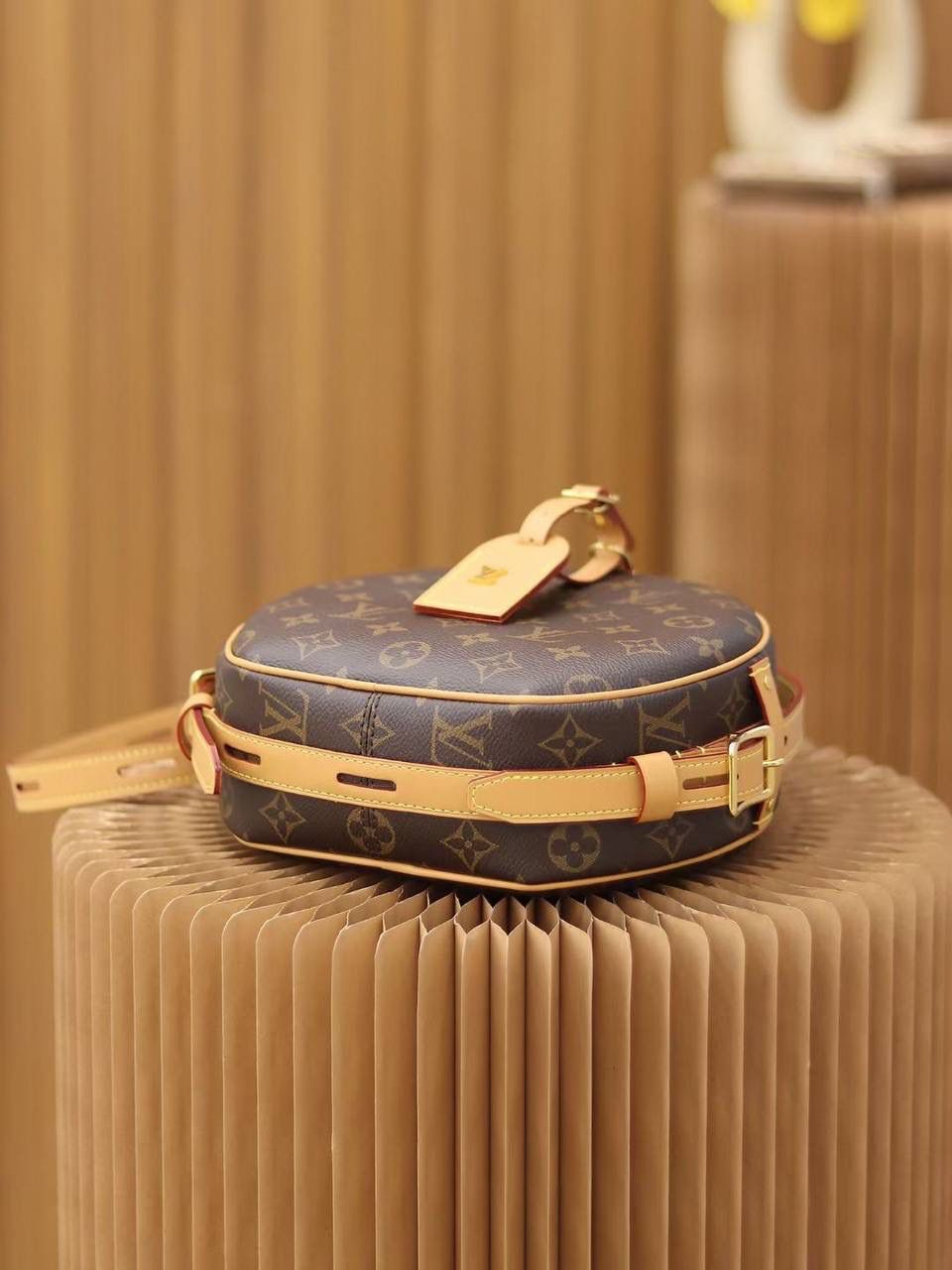 LV 老花苹果包 🍎👜 Boite Chapeau Souple 软圆饼包 📏 尺寸：20 × 22.5 × 8 cm 这款是从经典帽盒设计重新演绎的～ 柔软的 Monogram 帆布，包型圆圆的，超可爱 💕 配有长皮革肩带，可以肩背也可以斜挎，出门很方便 ✨ 容量不错，大小刚刚好，日常或出席场合都很适合～ 整体感觉大方又优雅，真的很百搭 💯