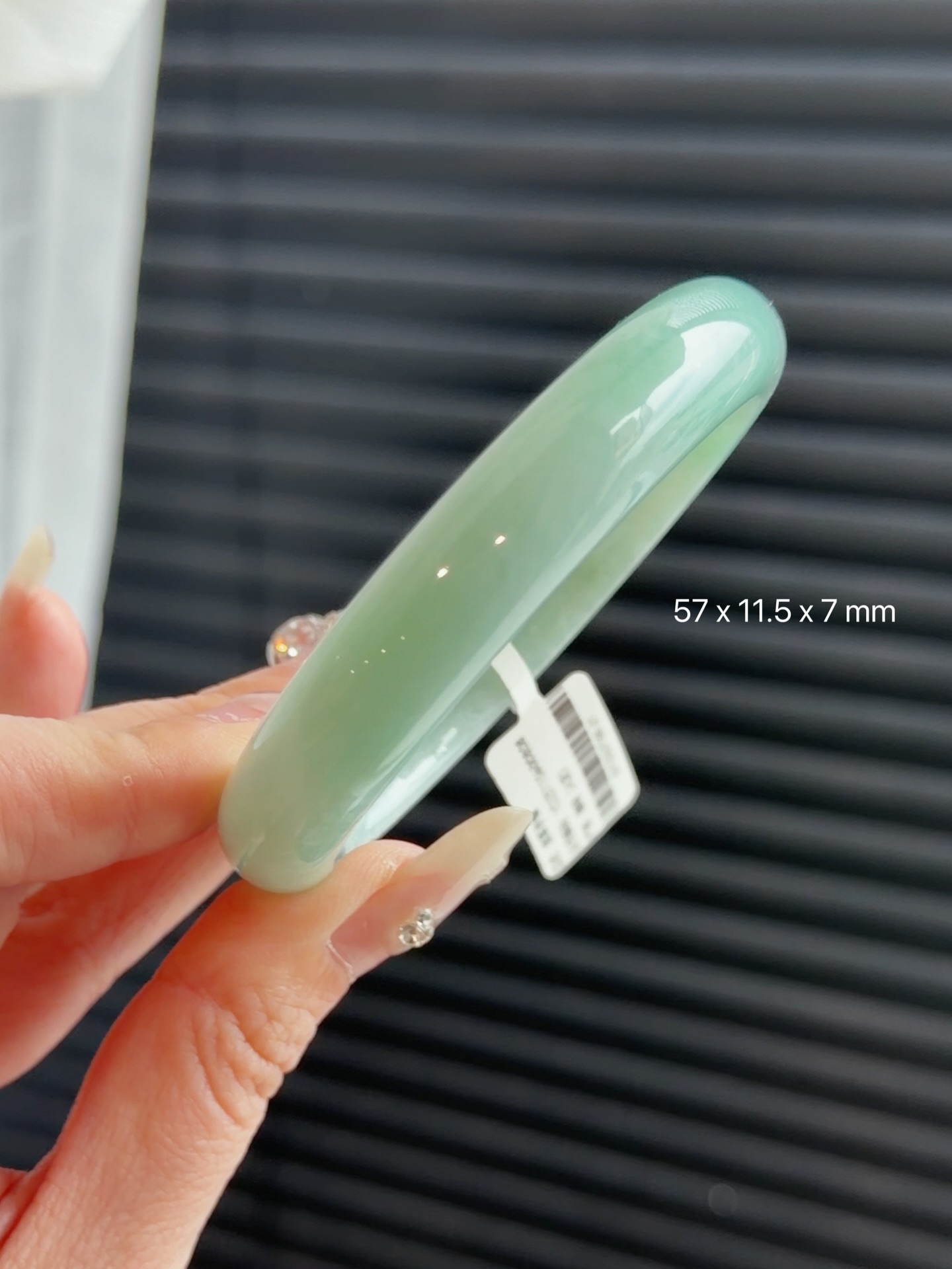 ✨ 马来西亚现货 · 手镯现货发售 ✨💚果绿色调娇润光泽的翡翠手镯，绝对的显白神器💎 手镯尺寸 • 圈口：57 mm • 宽度：11.5 mm • 厚度：7 mm 📄 附证书 每只手镯均附专业鉴定证书，安心选购 ✔️ 🕊 鉴赏期 支持鉴赏期，购买更放心 🌍 全球配送 马来西亚现货，支持全球邮寄 ✈️ 📩 欢迎私讯咨询 / DM 查看细节与实#马来西亚翡翠 #怡保 #吉隆坡 #新山 #新加坡