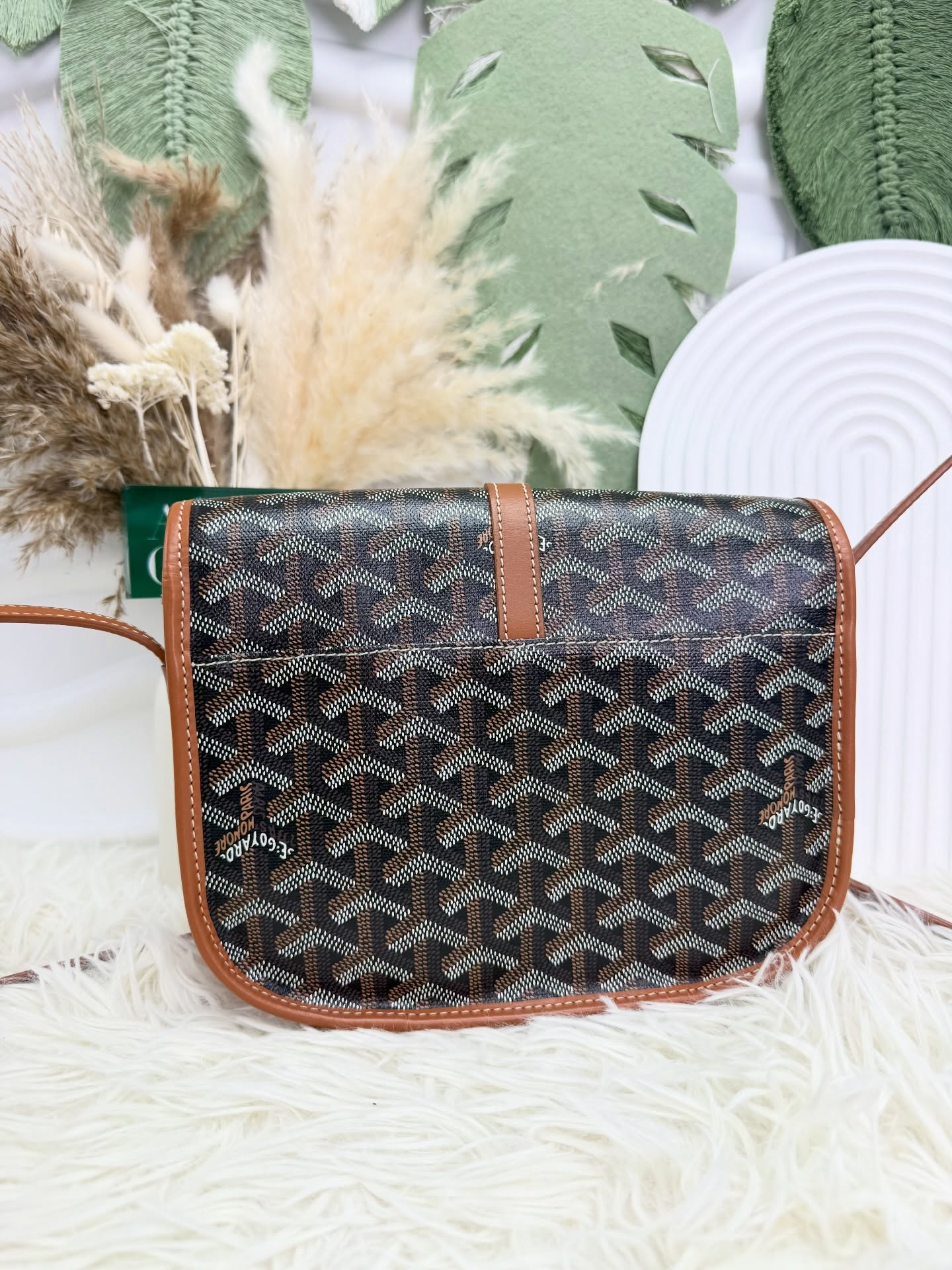 Goyard 👜 PRE OWNED 🛍️棕色 pm size 郵差包🤎  Size : 21*7*17cm  配件 -塵袋🫶🏻  優惠價 $ 14980  #收袋王  喜歡的話快點pm/whatsapp 我們💓 銷售熱線51111 321（whatsapp)  我們服務包括有：手袋飾物回收、手袋置換(一換一、一換多也可以） 、專業手袋鑑證、專業手袋護理 Is 購買方法 🏢親臨門市 荃灣南豐中心15樓1521室（荃灣地鐵站a出口1分鐘到）敬請預約 ❤️只賣正品正貨，任驗💓🫰🏻 ❤️‍🔥本店為香港註冊公司絕對真貨，信心保證👍🏻 🫰🏻本店設有鑑證服務，有駐場鑑證師  ✨歡迎追蹤我哋各個平台緊貼最新優惠x貨品🔥😍 👇🏻👇🏻👇🏻👇🏻👇🏻👇🏻👇🏻👇🏻  ⭐️Instagram: aoaocave  🌈Facebook: aoaocave收袋王  🔥Carousell: acluxuryhk  👆🏻👆🏻👆🏻👆🏻👆🏻👆🏻👆🏻👆🏻  ___________________________  Disclaimer🫰🏻All trademarks and copyrights are reserved to the original brand holders. @AOAOCAVE sells only authentic goods and is not affiliated with any of the brands mentioned.  @AOAOCAVE 跟任何品牌無關，而且沒有持有任何品牌資版權，亦沒有與任何品牌合作。所有商標及版權歸屬於品牌坊所有，帖子只作分享用途。  #aoaocave #手袋回收 #名牌買賣