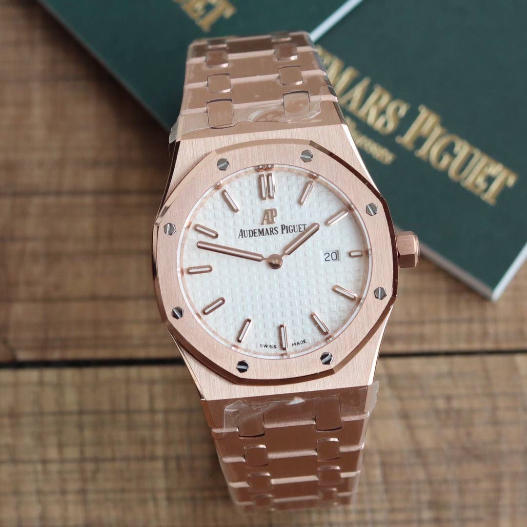🚀原单AUDEMARS PIGUET爱彼 皇家橡树系列67女士石英腕表 独家原版拆解开模 所有配件均可原版互换使用，搭载原装瑞士F04111石英机芯。走时精准！全程CNC打磨，多次校对调整版型，棱角分明。表壳直径33MM,多边形状表圈与表壳精密相合，表圈以六边形螺丝栓固定在表壳上（圈口镶嵌精美施华洛世奇钻，璀璨夺目）表带链节精致规整，链节经过上百次细致的打磨处理，呈现出完美的纹理。折叠式表扣开合简单，佩戴方便。腕表表耳处呈弯折状，可以保证腕表与腕部更加贴合。表盘镌刻“Grande Tapisserie”大方格纹装饰，搭配荧光立体时标和皇家橡树指针，宽大的指针和时标让读时简单清晰。三点位置日期显示窗口，以阿拉伯数字显示。腕表为密闭表底，表底上镌刻皇家橡树系列的英文名称“Royal Oak”字样✨🔥