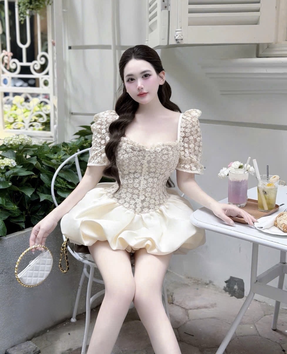 蕾絲束身迷你連身裙泡泡袖