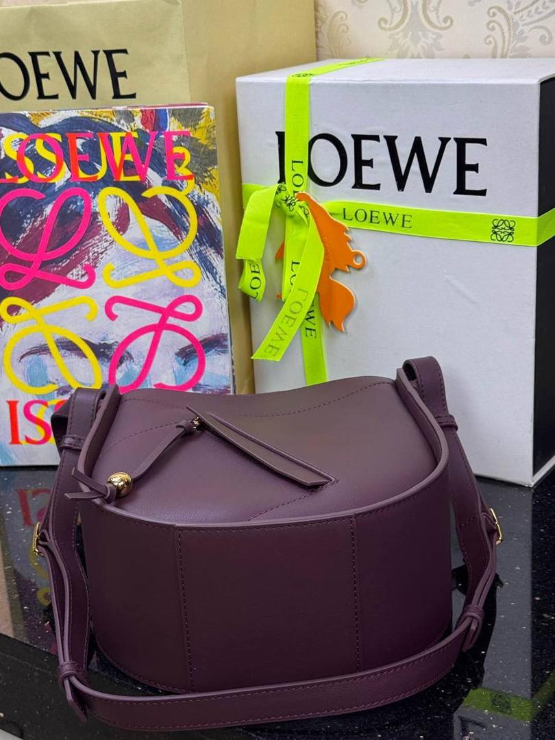 🎈新款吊床𝗛𝗮𝗺𝗺𝗼𝗰𝗸 𝗦𝗹𝗶𝗰𝗲 ——【酒红色到货‼️】 尺寸：𝟮𝟭-𝟮𝟱-𝟭𝟬𝗰𝗺 编码：652407 吊床𝗛𝗮𝗺𝗺𝗼𝗰𝗸家族迎来新成员—𝗛𝗮𝗺𝗺𝗼𝗰𝗸 𝗦𝗹𝗶𝗰𝗲，新作采用细腻柔软的亮面小牛皮制作而成，重新以纤巧比例焕新演变成新造型。搭配可拆卸可调节长肩带，灵活实现多功能背法及百变风格。