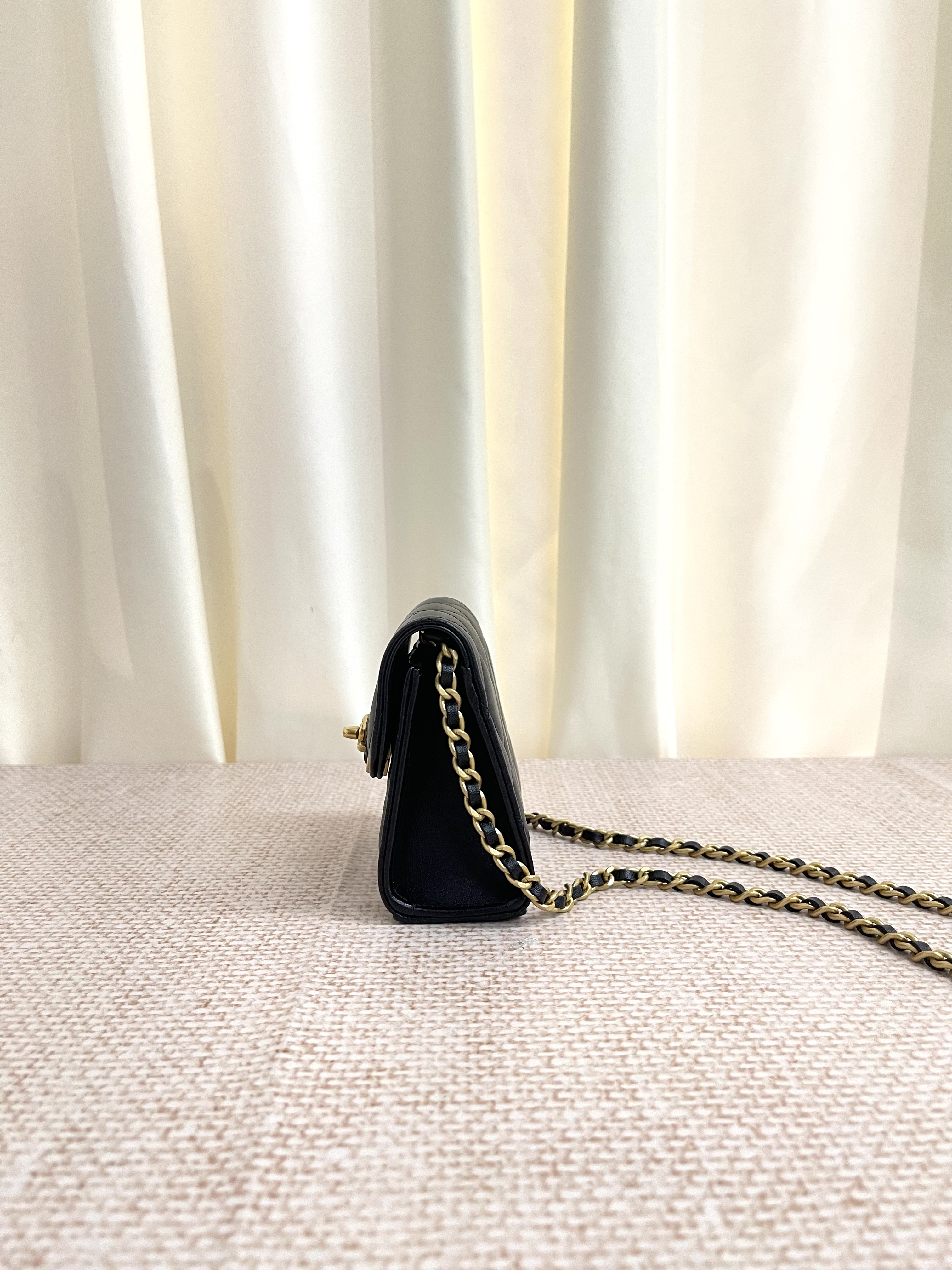 Pre-owned Chanel Heart WOC/ Product Code: 26032101