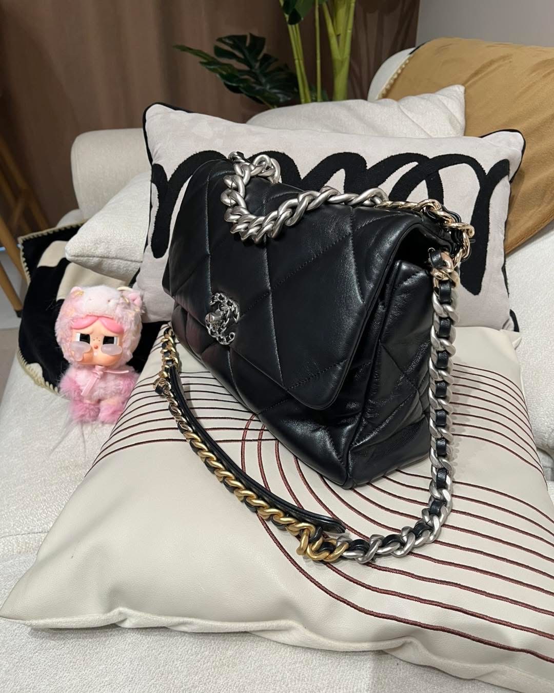 Chanel 19 large 30cm flap bag 100%Authentic,98%new  ✅晶片✅防塵袋✅box🤍專門店售價 $57000 ✨