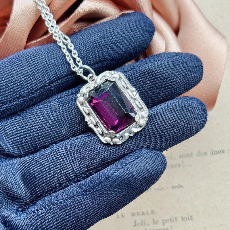 Vintage 1950s Czechoslovakian Faceted Purple Glass Pendant Necklace (MW246)