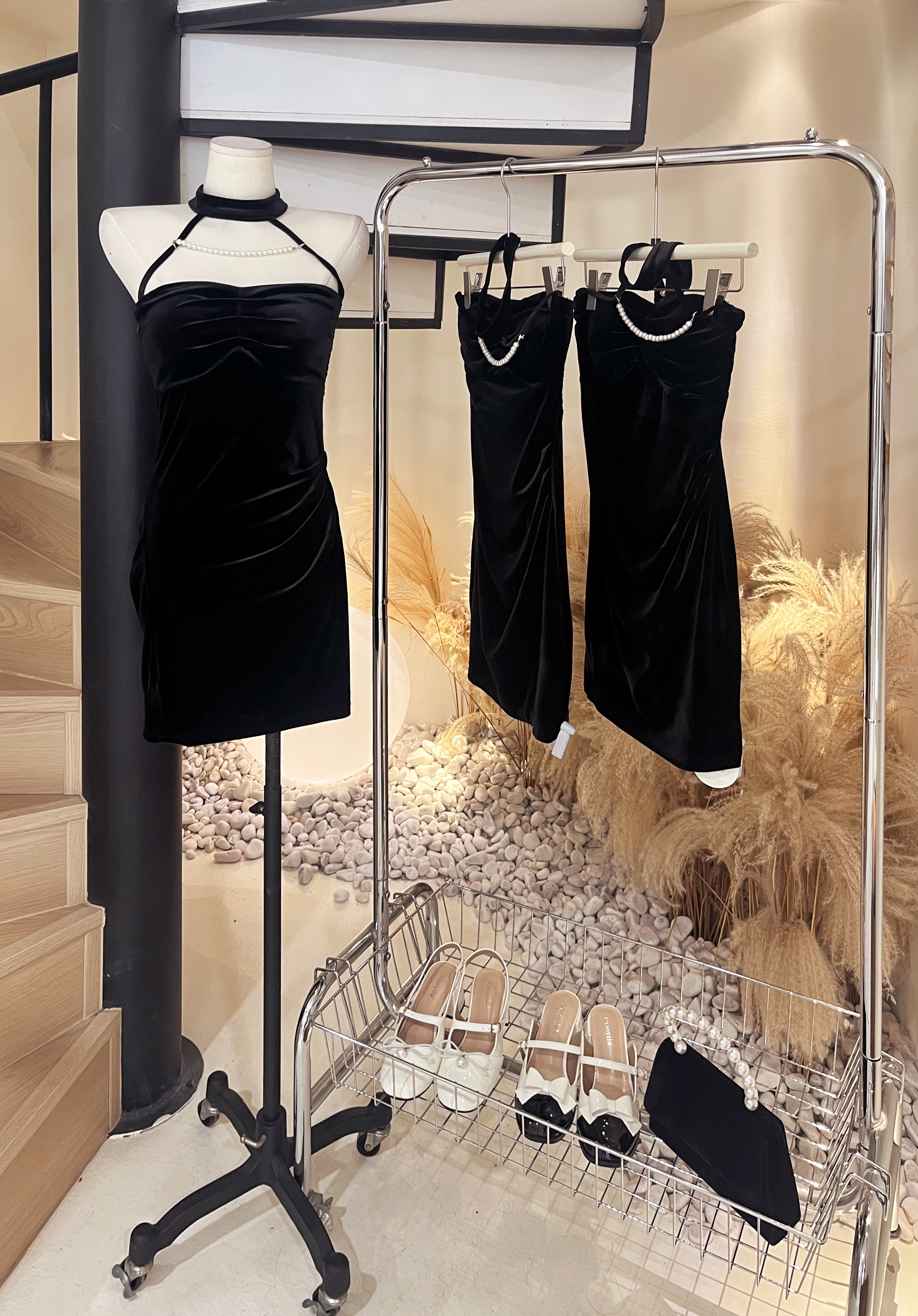 有胸垫和珍珠挂脖的礼服