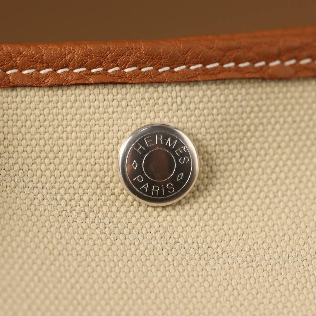 Hermes 爱马仕 Garden Party 30 布配金棕皮花园包👜✨ 尺寸：30*20*13cm 配皮面料是采用法国原厂的Togo皮，纹路清晰，颗粒感饱满，手感细腻，扑鼻而来的香味，爱不释手 版型真的是决绝子 喜欢大包的就入手吧 绝对不后悔的一款大购物袋😍💕