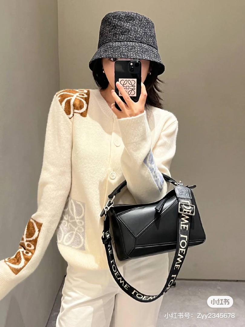 🅰️小号 𝗣𝘂𝘇𝘇𝗹𝗲最新版本❤️ ——（缎面/织带款） ✅经典拼图系列，不规则立体几何设计，最具辨识度的立体廓形和几何美学，顶级进口小牛皮搭配德国沙菲线，独家定制五金，𝗬𝗞𝗞拉链拉头 ✅容量超大，颜值高，四季百搭，新款自带可拆卸𝗟𝗢𝗘𝗪𝗘织带宽肩带‼️ 尺寸：𝟐𝟒-𝟏𝟔.𝟓-𝟏𝟎.𝟓𝐜𝐦 款号：061609织带黑色