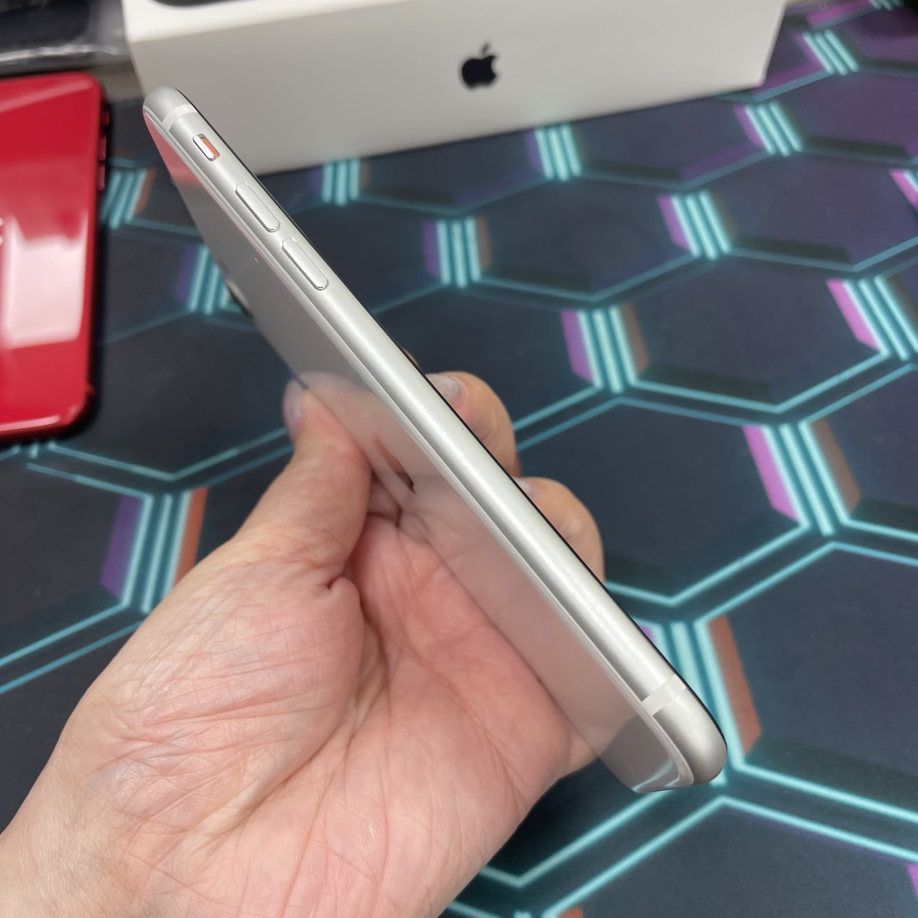 *7011 SE 2 勁靚機 128GB 電74 白色 white
