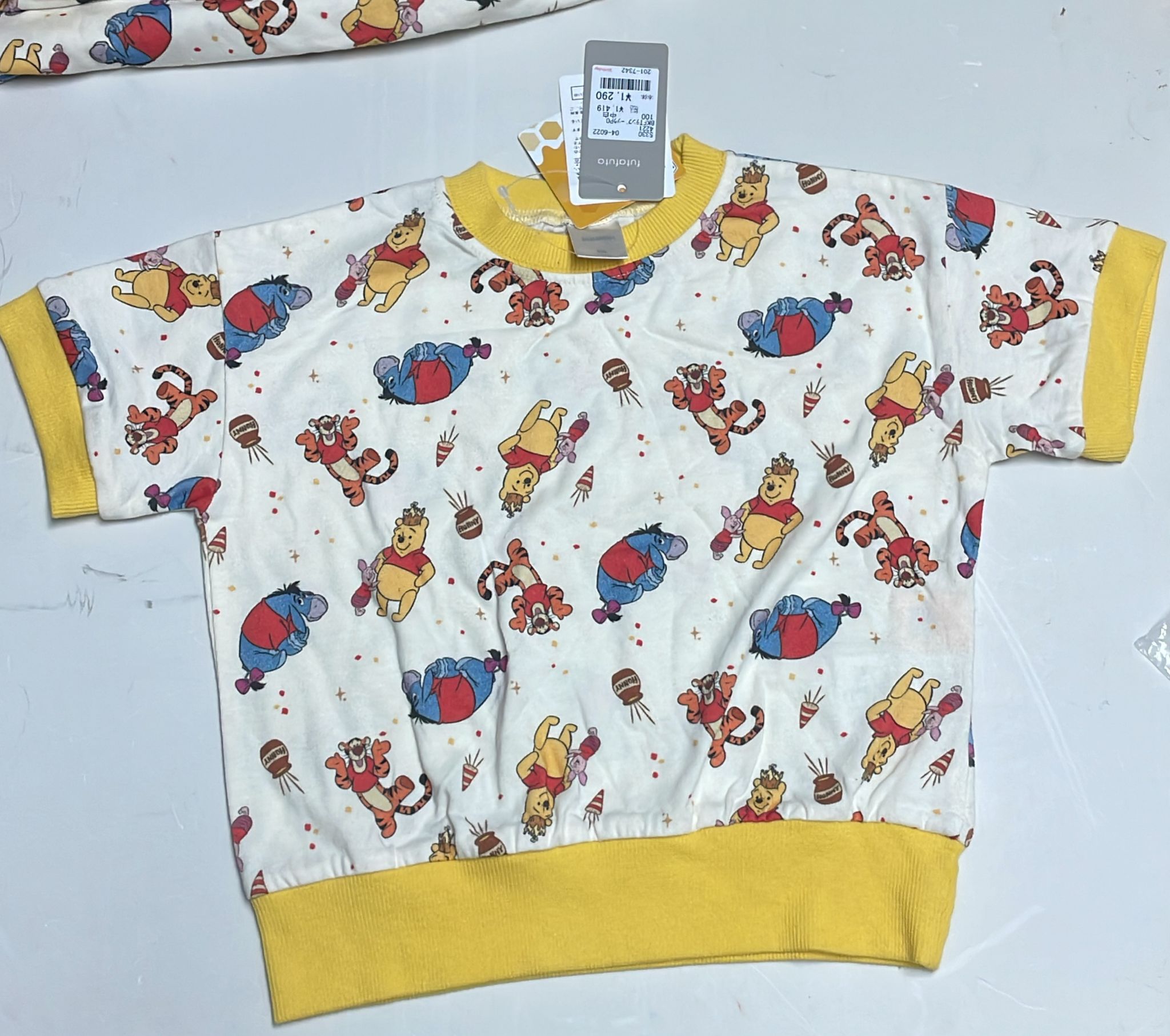 Winnie the Pooh上衣100/110/120碼（清貨不設儲貨Box J1)
