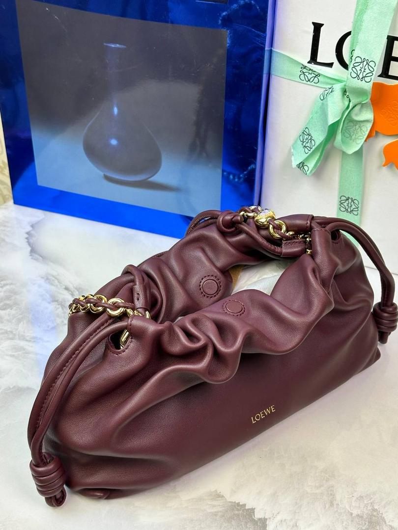 🎈中号链条款𝙁𝙡𝙖𝙢𝙚𝙣𝙘𝙤 𝙋𝙪𝙧𝙨𝙚羊皮 ——【酒红色】 尺寸：𝟯𝟬-𝟭𝟬.𝟓-𝟮𝟬𝐜𝐦 编码：012403 👉🏻延续福袋收缩绳褶皱设计，羊皮包身手感细腻柔软❤️ 👉🏻链条肩带➕皮肩带的双肩带设计，时尚百搭，给足了集美们多样化的选择。肩带可拆卸可调节，磁扣开合，正面烫金𝙇𝙤𝙜𝙤，呈现出高贵典雅的视觉感😍 👉🏻独家背景➕独家品质➕独家全套砖柜礼盒套装，市场高端品质皆在我手✌🏻