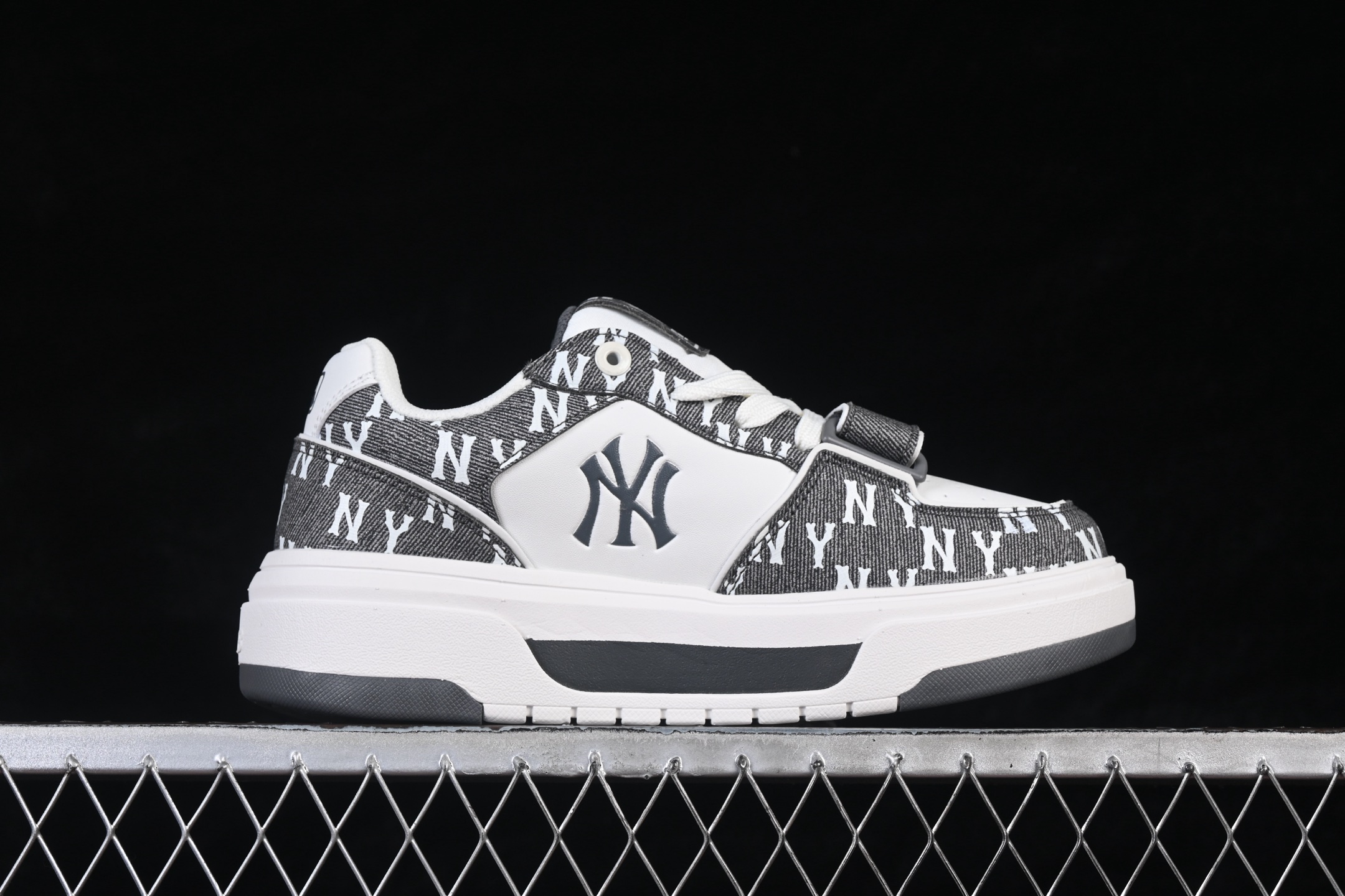 MLB Chunky Liner Pocket Monogram 