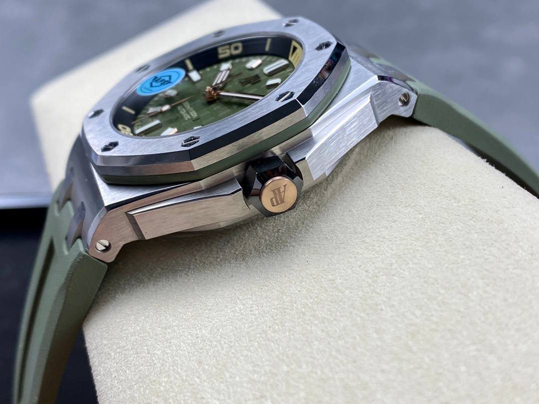 🚀爱彼15720st 搭载全新定制一体机cal.4308机芯(非各种日本机改板），整体腕表尺寸42x141.2mm, aps不惜高成本开发一体机，原装开模，让复刻高度更进一步💯 ❶机芯:机芯采用定制一体机cal.4308机芯并非市面上普通版本夹板机，日历瞬跳功能所有齿轮均真实可动并非装饰，机芯采用CNC刻字更清晰更立体 ❷表壳:dps原装开模，拆解正品原装数据,3D立体建模，使其尺寸比例与原装完全一致,所有配件与原装通用互换，表壳笔直的拉丝工艺和棱角分明的表壳完美融合❸表带:经过2年的试错，不断提升工艺和品质，最终达到原装无二的效果,无论从颜色材质、和工艺都能媲美专柜表带,可以与原装互换 ❹头粒:采用与原装同步的一-键快拆式按钮使表带可以轻松一键拆卸，表扣同样也是采用一键快拆式设计，可以通用正品