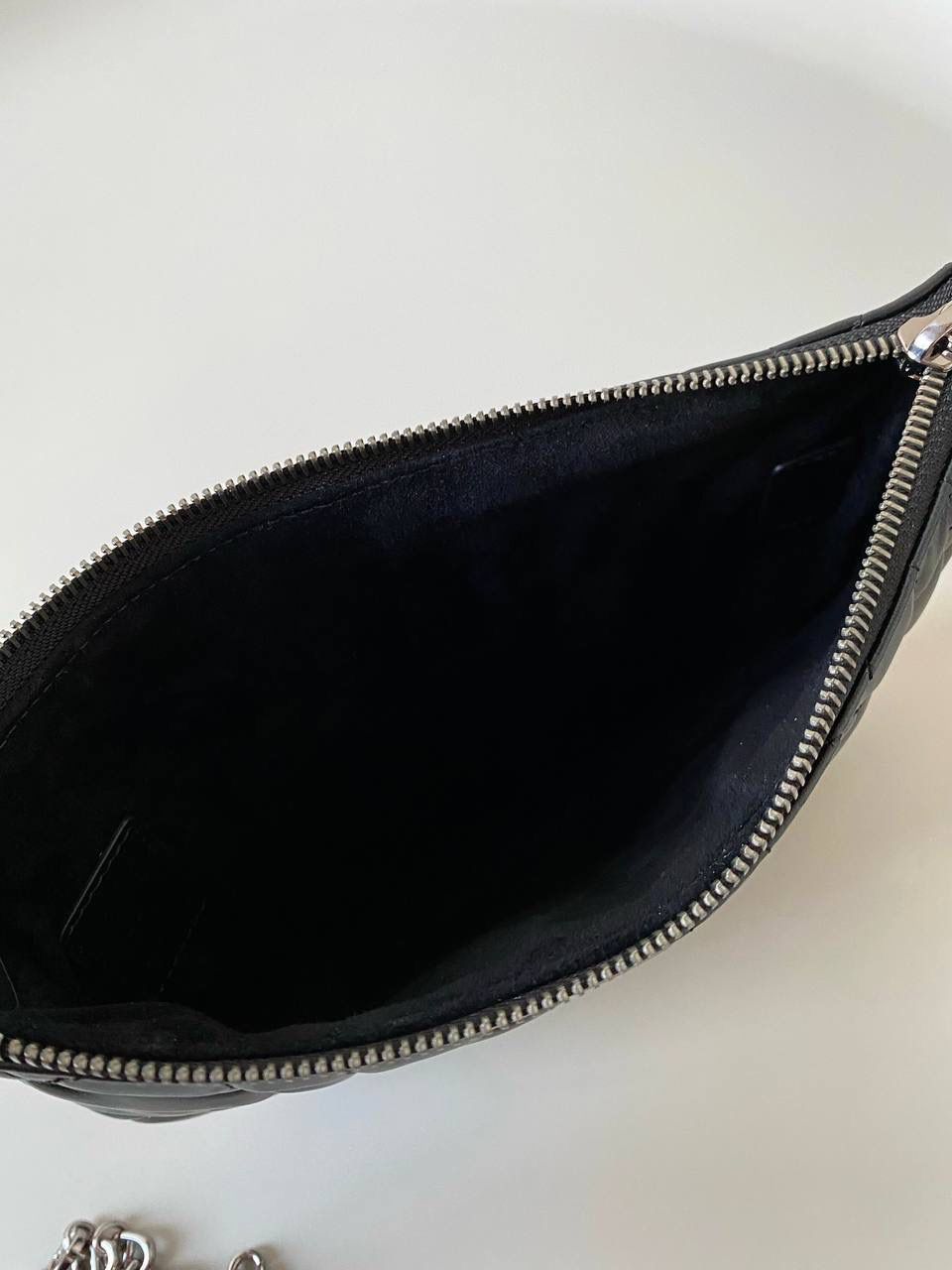 🈶黑枪 𝗗𝗶𝗼𝗿 𝗰𝗮𝗿𝗼系列的郁金香手袋 我的新包有魔法！超级好玩的 还是超大藤格纹小牛皮，柔软质感 最惊喜的是在肩带链条上的灵活性 抽提搭扣法瞬变郁金香花苞形状 可可爱爱！手拎手提，随意切换腋下背 法式时髦感很强啊，一只上身超绝的小包 25×16×2.5cm，#7101m