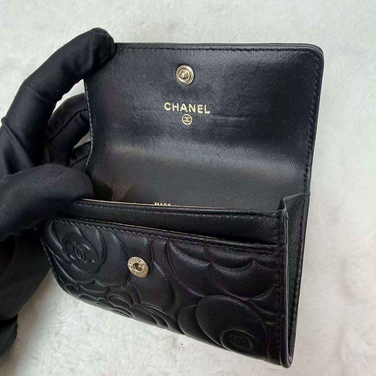 Chanel香奈兒卡包 山茶花系列錢包 黑金羊皮 橫版 山茶花壓紋C Logo零錢包 男女同款手拿包 16開