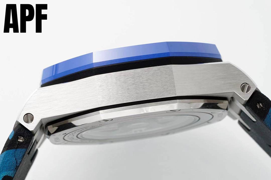 全新升级“夏日爆款”爱彼皇家橡树离岸型26470系列42Mm腕表 秒杀市面上所有版本“封顶之作 杜绝一眼假”在原有的基础上 潜心研发 突破壁垒 “打破原装封锁技术，同步原装独家计时码表款可松动头粒”使上手最大程度贴合手腕，大大提高了佩戴的舒适 同时也杜绝一眼假的尴尬处境。APF厂真正做到从每一个喜欢手⌚️的表友角度考虑 1. 表壳与圈口的选料，使用进口的氧化锆，无需任何颜料，以超高的压力与超高的温度锻造，形成超高密度的彩色陶瓷 2.采用最新CNC级别的打磨技术，将整个表壳的个个角度完美处理，3.每颗六角螺丝都与表框处于同一平面上，不接受一丝一毫的凸显与凹陷，真正诠释了何为顶级复刻艺术 4.表盘以爱彼经典的大格纹为背景，层次分明的方格排列，经过完美打磨，将匠人的工艺体现的淋漓尽致 5.镜面采用双面蓝宝石镜片，天然橡胶皮带，6.机芯采用原装3126的计时机芯，十二位的小秒，6点钟位和九点位的12小时计时与30分钟计时，完美的还原了原版的所有功能，每块手表APF厂都经过人工QC确保机芯的稳定性，真正做到无可挑剔欢迎各位 表友鉴赏🔥‼️