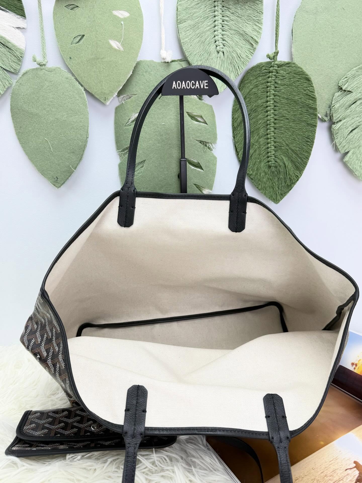 Goyard🤍未使用品 Pm size Sanit Louis 🤎  SIZE : 34*14*27cm  配件 -塵袋🫶🏻  優惠價 $10980  #AOAOCAVECHANEL🫶🏻  #收袋王  喜歡的話快點pm/whatsapp 我們💓 銷售熱線51111 321（whatsapp)  我們服務包括有：手袋飾物回收、手袋置換(一換一、一換多也可以） 、專業手袋鑑證、專業手袋護理 Is 購買方法 🏢親臨門市 荃灣南豐中心15樓1521室（荃灣地鐵站a出口1分鐘到）敬請預約 ❤️只賣正品正貨，任驗💓🫰🏻 ❤️‍🔥本店為香港註冊公司絕對真貨，信心保證👍🏻 🫰🏻本店設有鑑證服務，有駐場鑑證師  ✨歡迎追蹤我哋各個平台緊貼最新優惠x貨品🔥😍 👇🏻👇🏻👇🏻👇🏻👇🏻👇🏻👇🏻👇🏻  ⭐️Instagram: aoaocave  🌈Facebook: aoaocave收袋王  🔥Carousell: acluxuryhk  👆🏻👆🏻👆🏻👆🏻👆🏻👆🏻👆🏻👆🏻  ___________________________  Disclaimer🫰🏻All trademarks and copyrights are reserved to the original brand holders. @AOAOCAVE sells only authentic goods and is not affiliated with any of the brands mentioned.  @AOAOCAVE 跟任何品牌無關，而且沒有持有任何品牌資版權，亦沒有與任何品牌合作。所有商標及版權歸屬於品牌坊所有，帖子只作分享用途。  #aoaocave #手袋回收